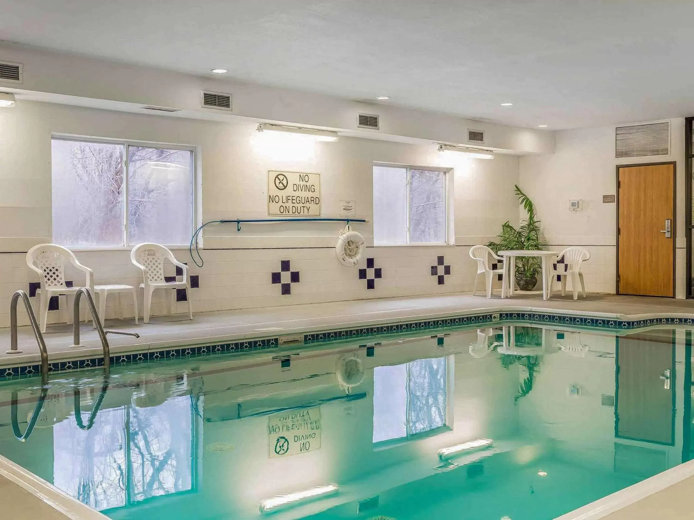 Swimming pool, Bathroom in Comfort Inn & Suites East Moline near I-80