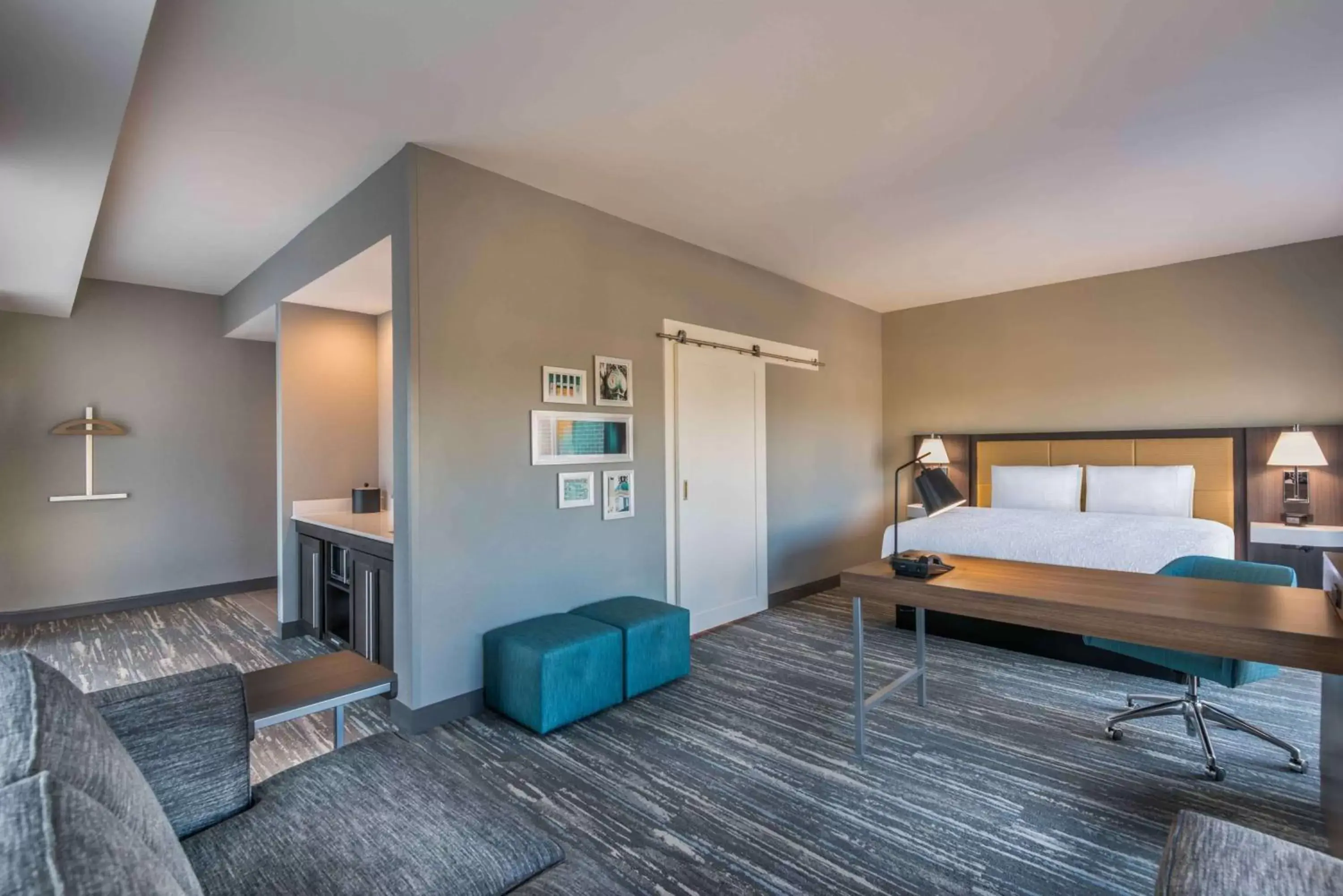 Living room, Bed in Hampton Inn & Suites Tallahassee Capitol-University