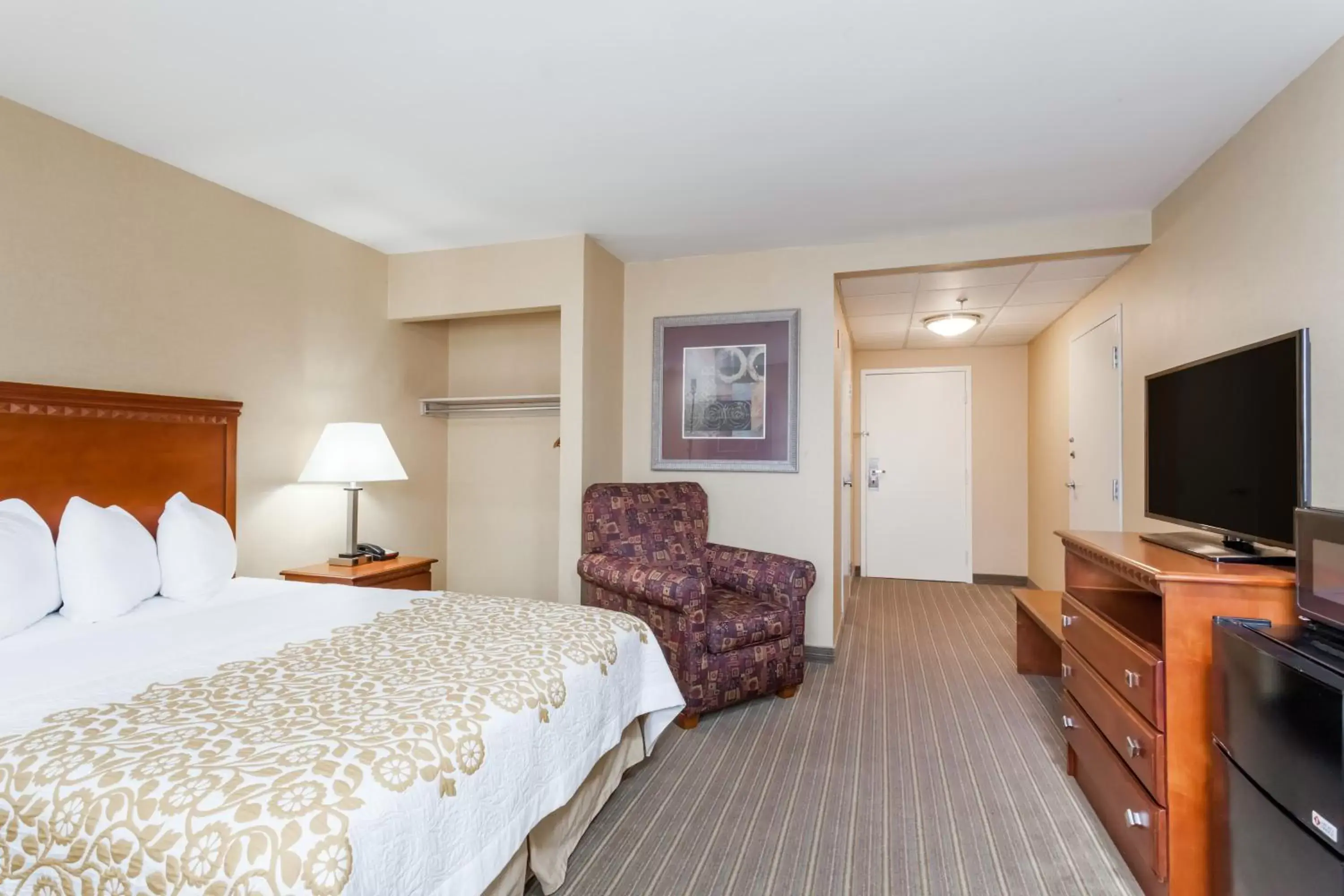 Bedroom, TV/Entertainment Center in Days Inn by Wyndham Windsor Locks / Bradley Intl Airport