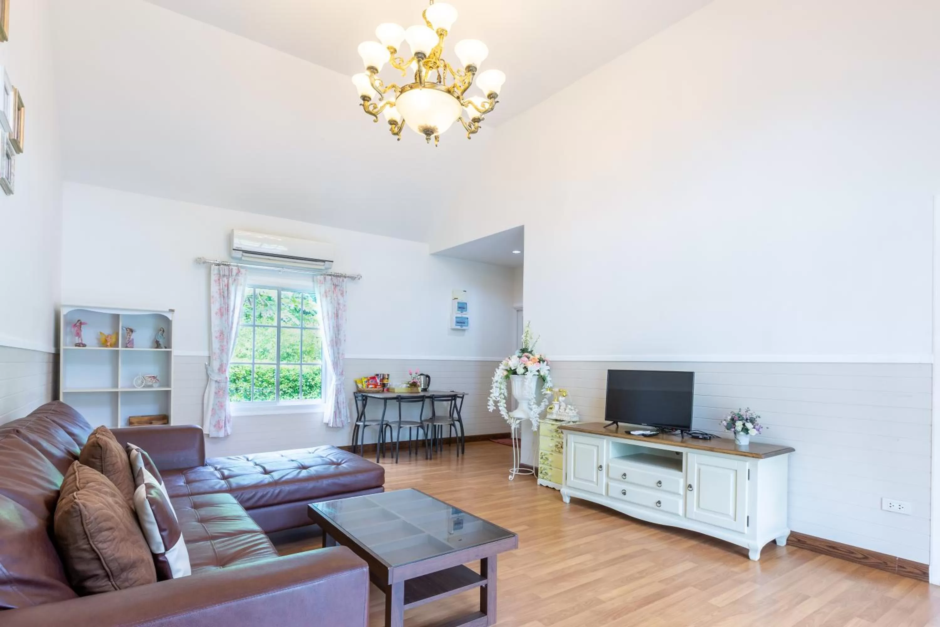 Communal lounge/ TV room in Sakarin Valley Resort