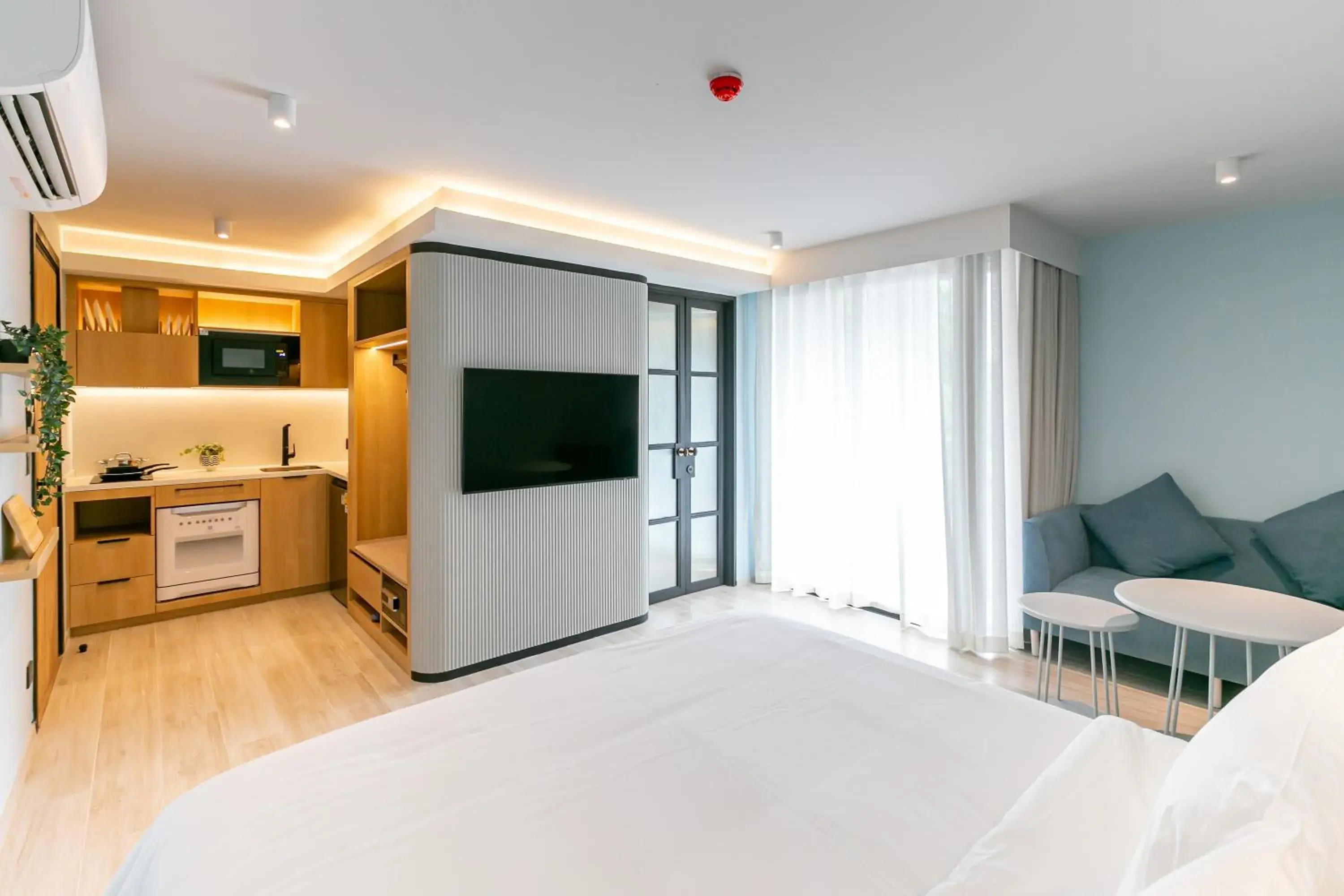 Bedroom, TV/Entertainment Center in The SACHA Apart-Hotel Thonglor