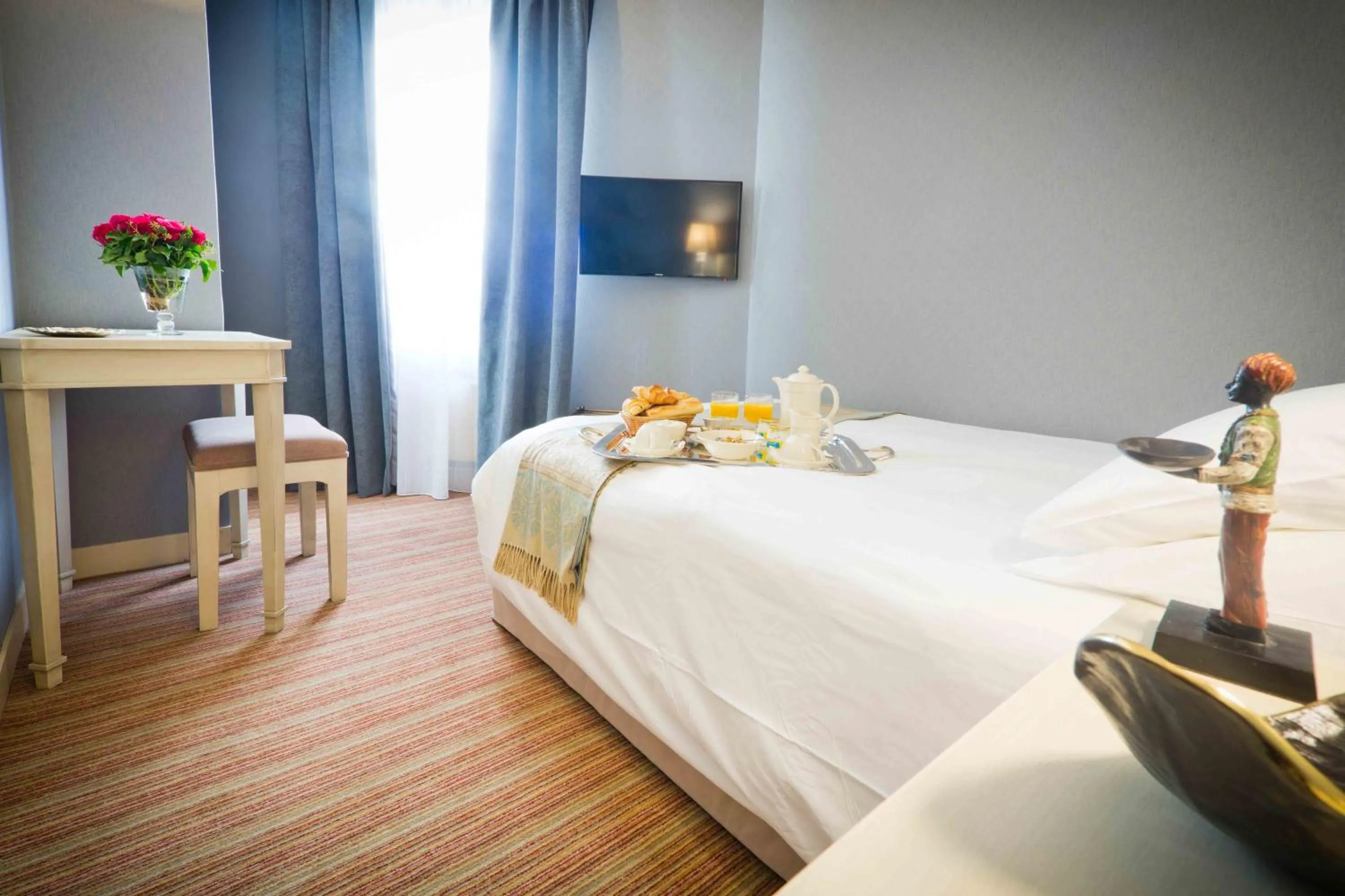 Photo of the whole room, Bed in Champerret Heliopolis