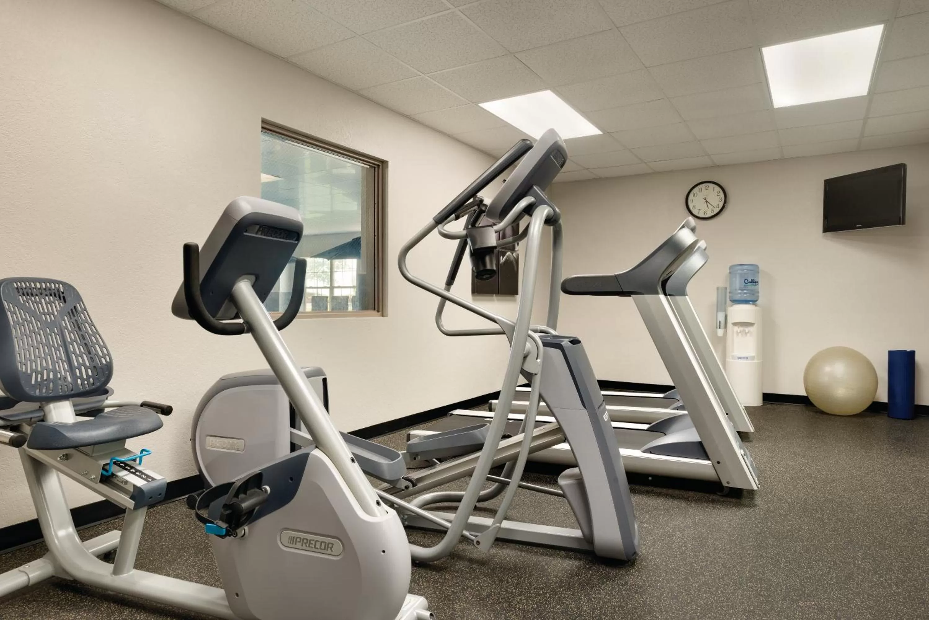 Fitness centre/facilities in Country Inn & Suites by Radisson, Coralville, IA
