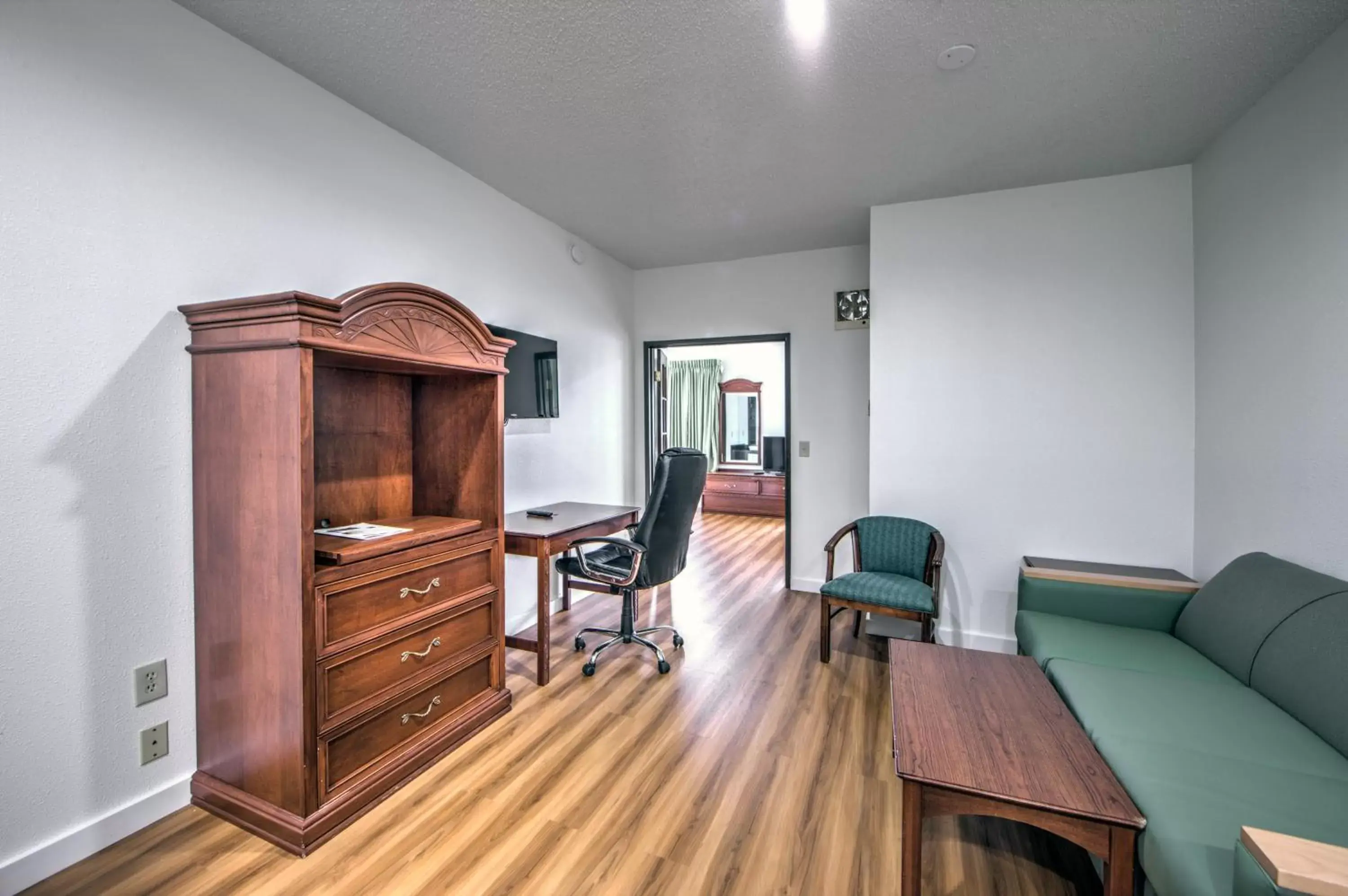 Bedroom, Seating Area in Motel 6-Dallas, TX - Northwest