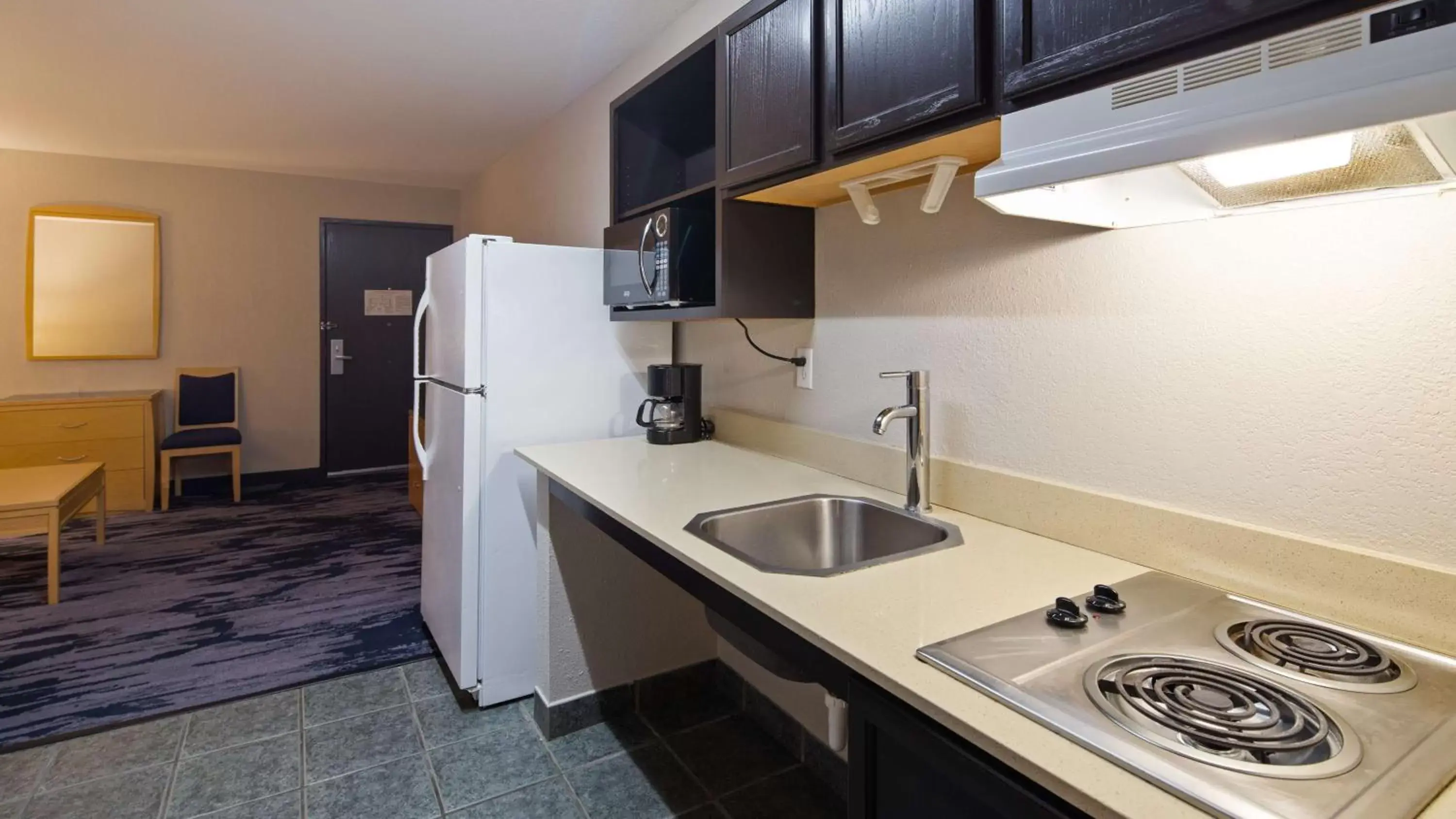 Photo of the whole room, Kitchen/Kitchenette in SureStay Plus by Best Western San Antonio Fort Sam Houston