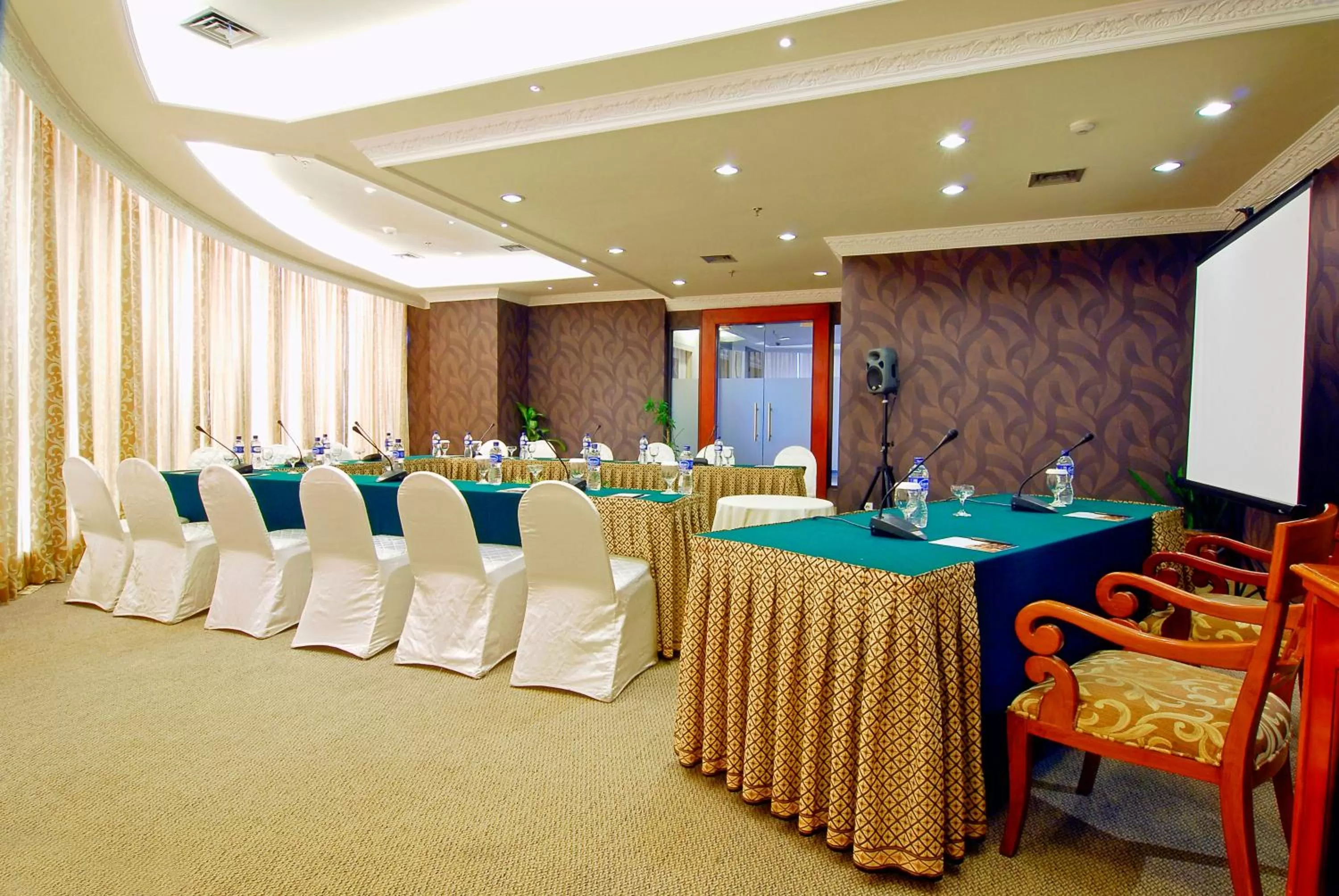 People in Grand Arkenso Park View