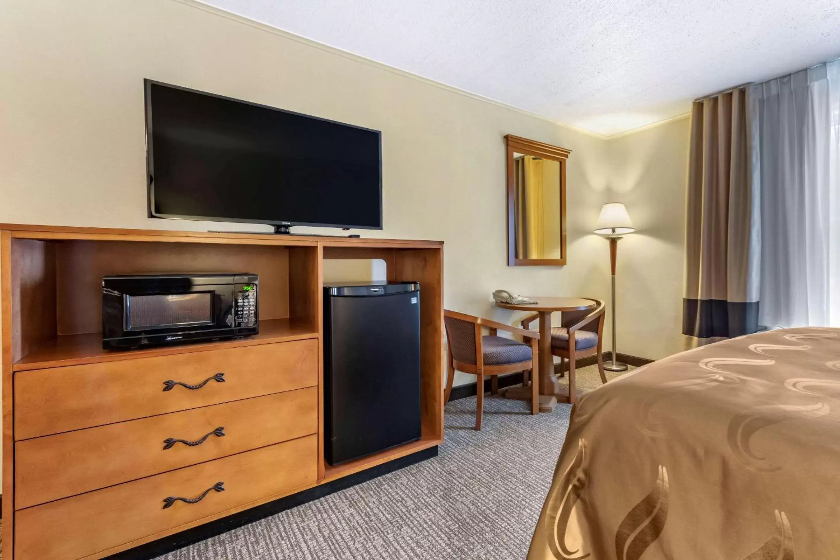 Photo of the whole room, TV/Entertainment Center in Quality Inn Selinsgrove