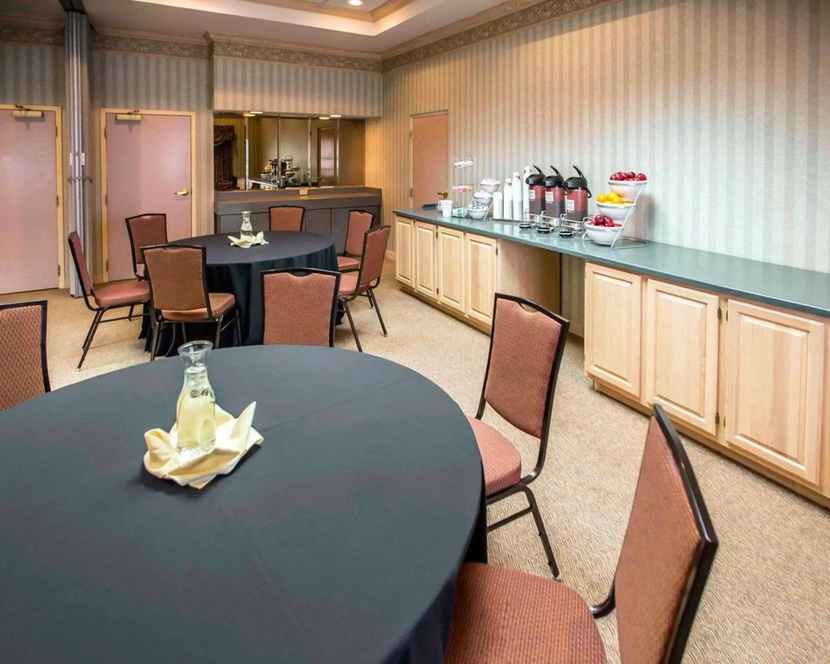On site, Restaurant/Places to Eat in Comfort Suites University Area Notre Dame-South Bend