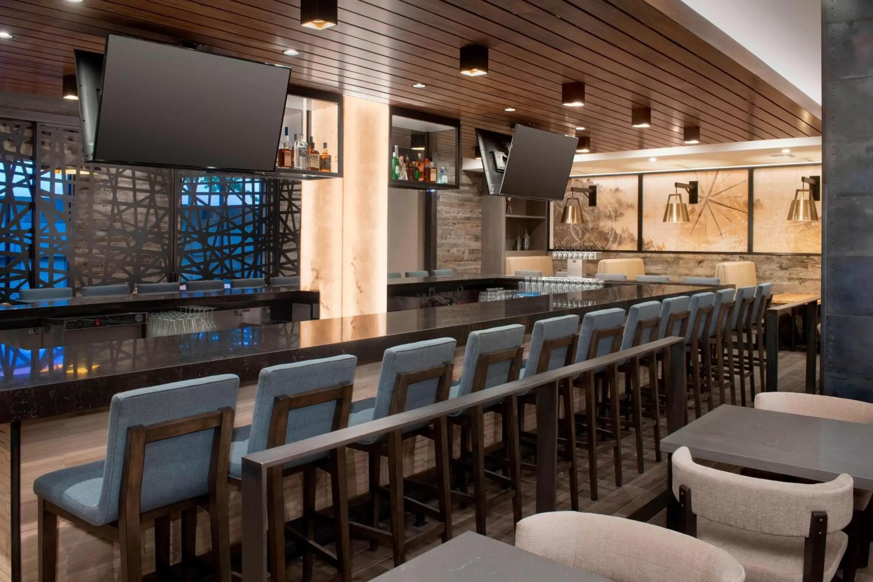 Kitchen or kitchenette, Lounge/Bar in Delta Hotels by Marriott Seattle Everett