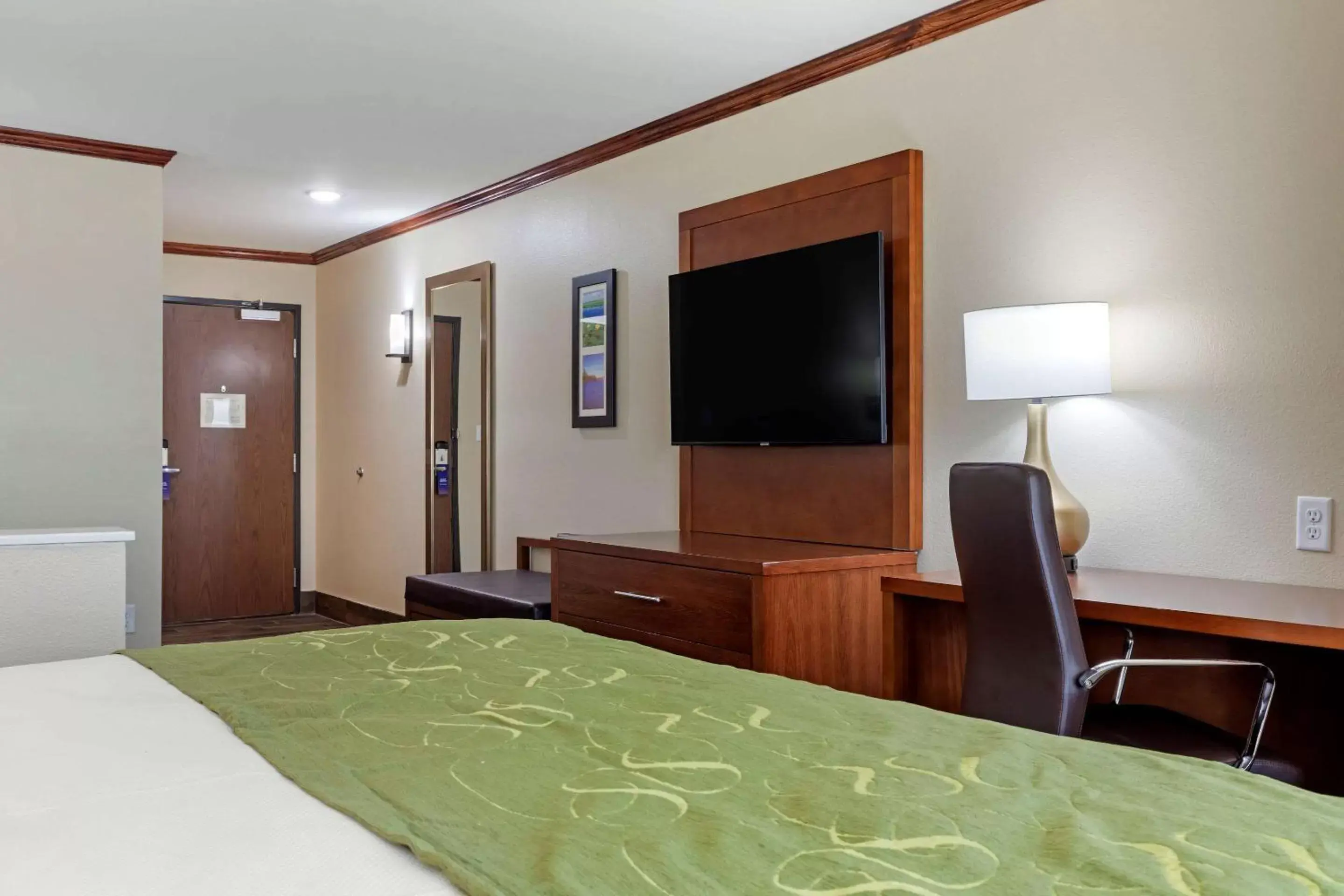 Photo of the whole room, TV/Entertainment Center in Comfort Suites West Monroe near Ike Hamilton Expo Center