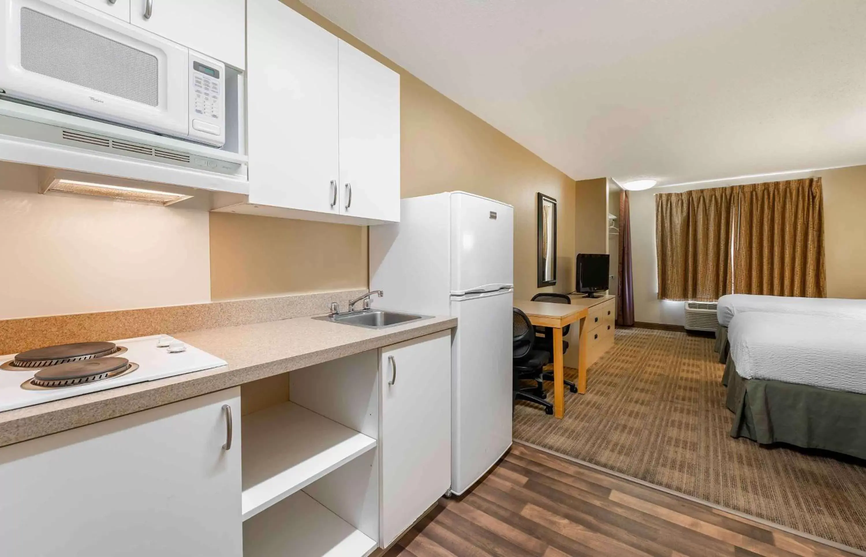 Bedroom, Kitchen/Kitchenette in Extended Stay America Suites - Cincinnati - Blue Ash - Kenwood Road