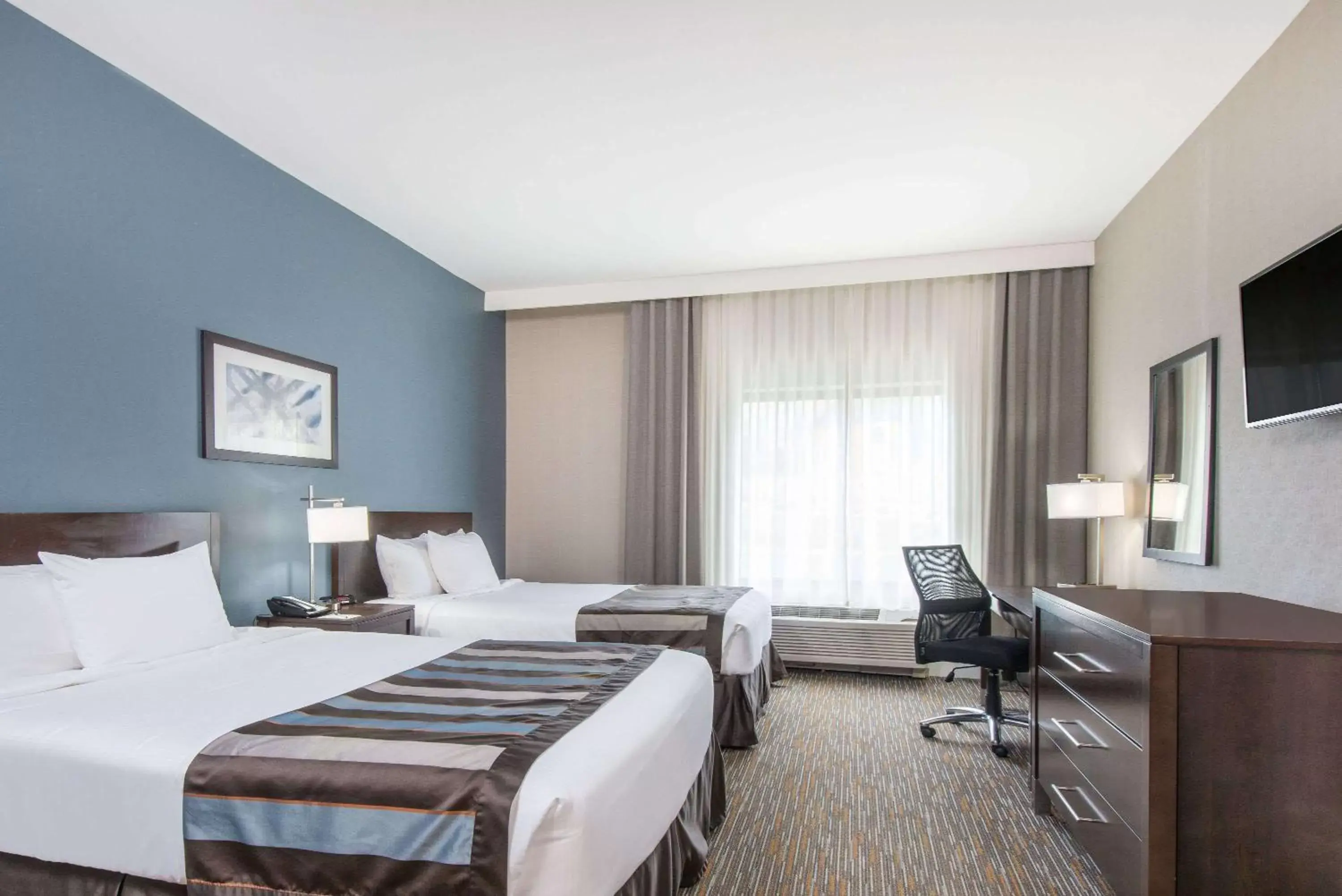 Photo of the whole room, Bed in Wingate by Wyndham Niagara Falls