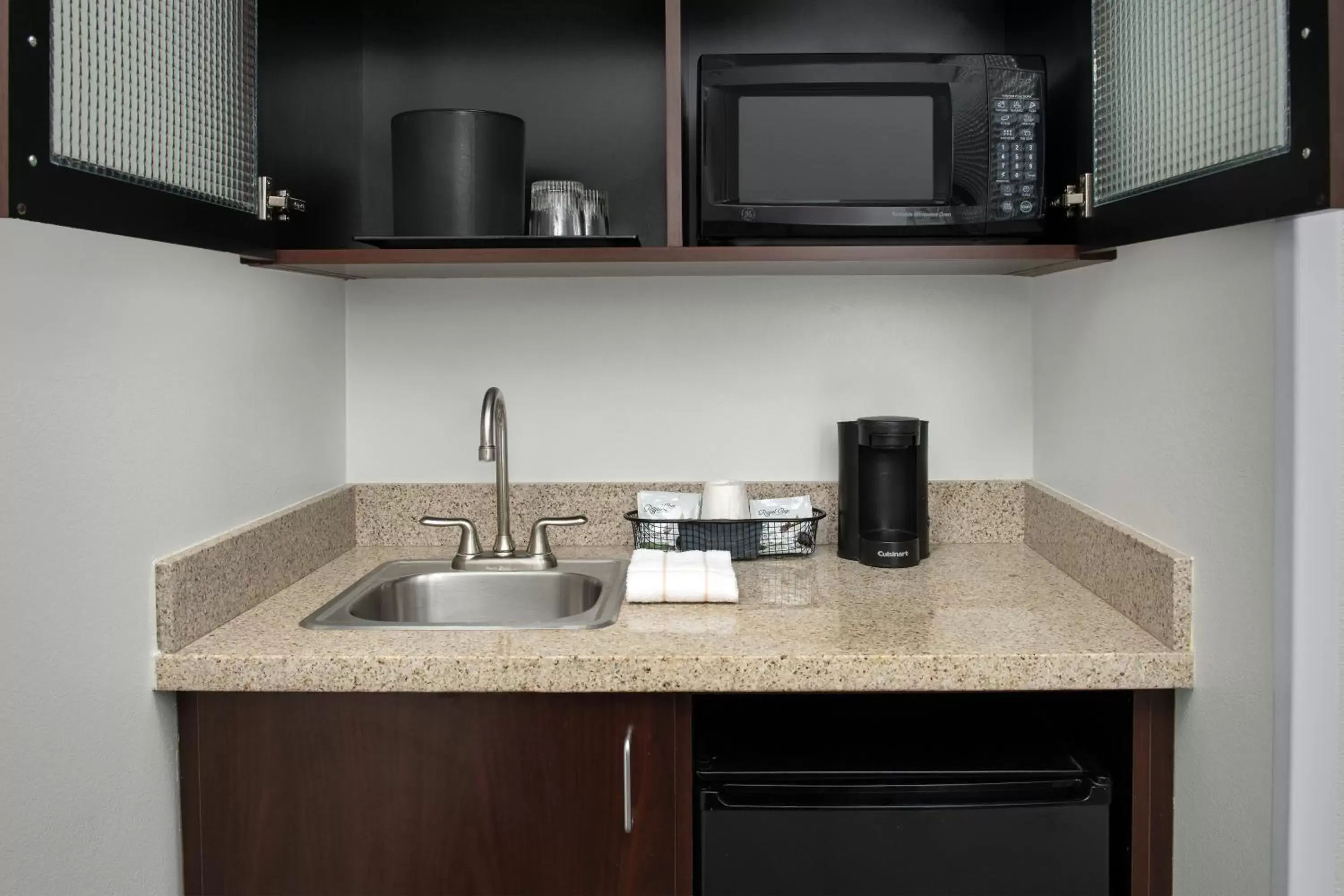 Coffee/tea facilities, Kitchen/Kitchenette in SpringHill Suites by Marriott Portland Vancouver