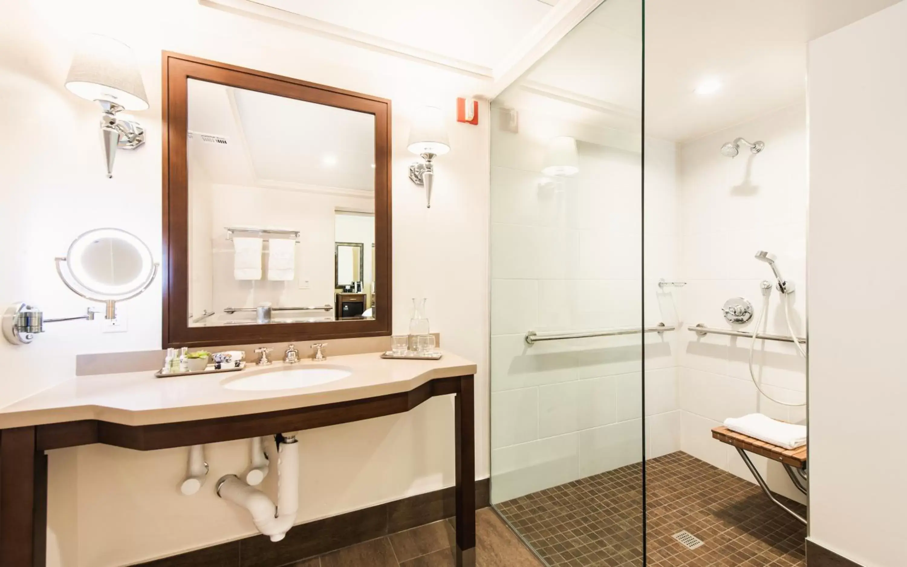 Shower, Bathroom in Hotel Santa Barbara