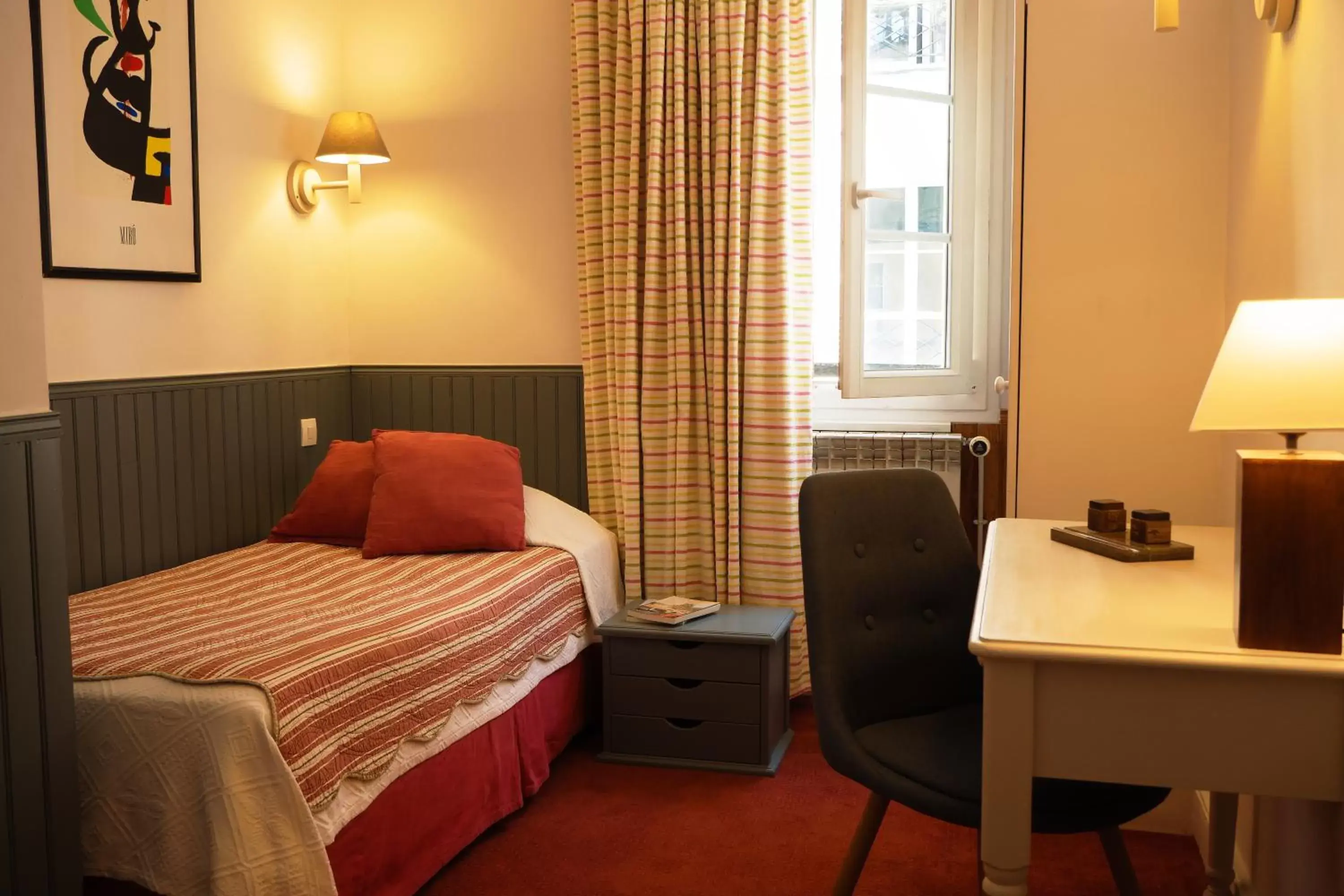Bed in Hôtel du Cygne Paris