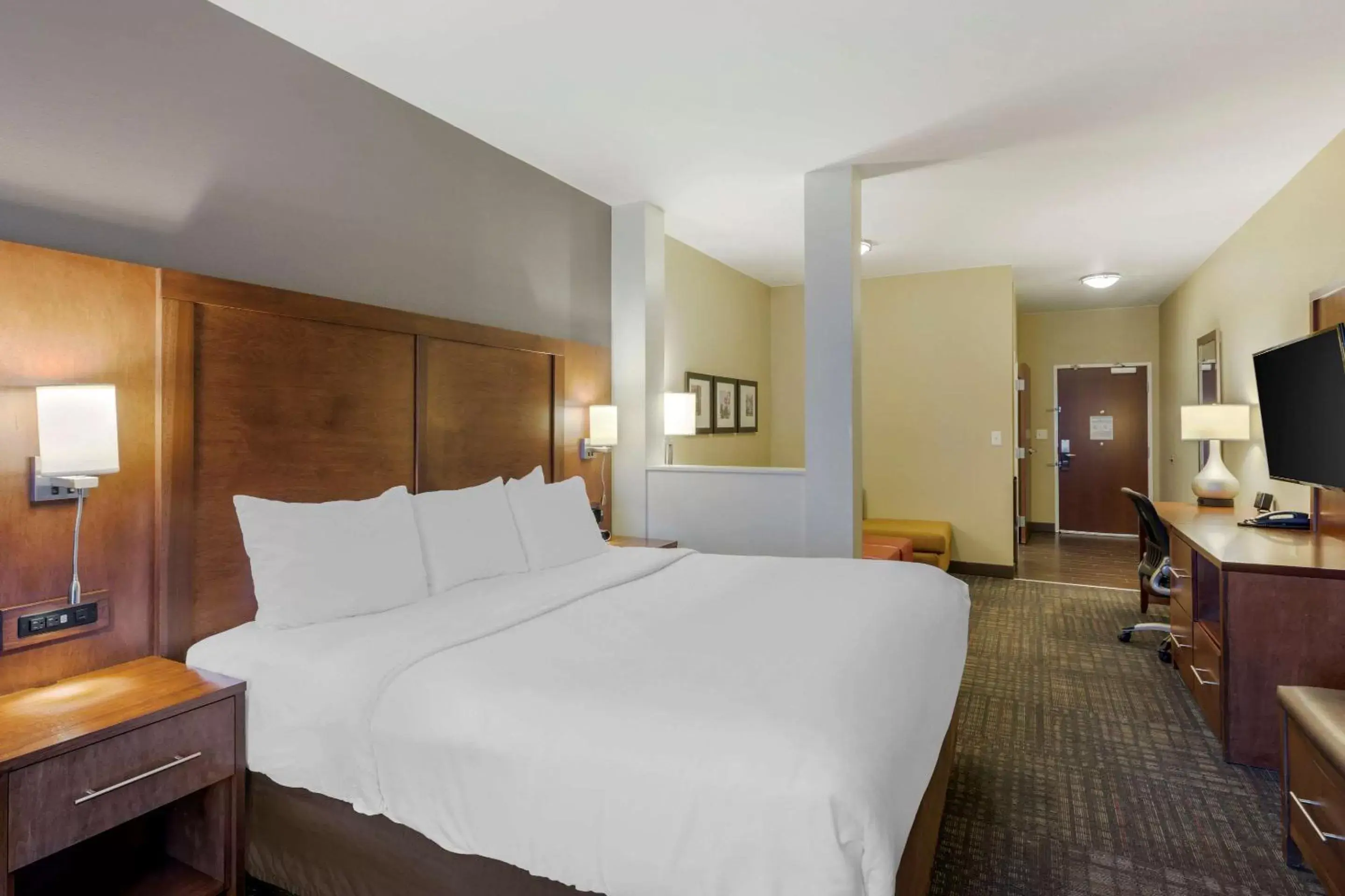 Bedroom, Bed in Comfort Suites Loveland