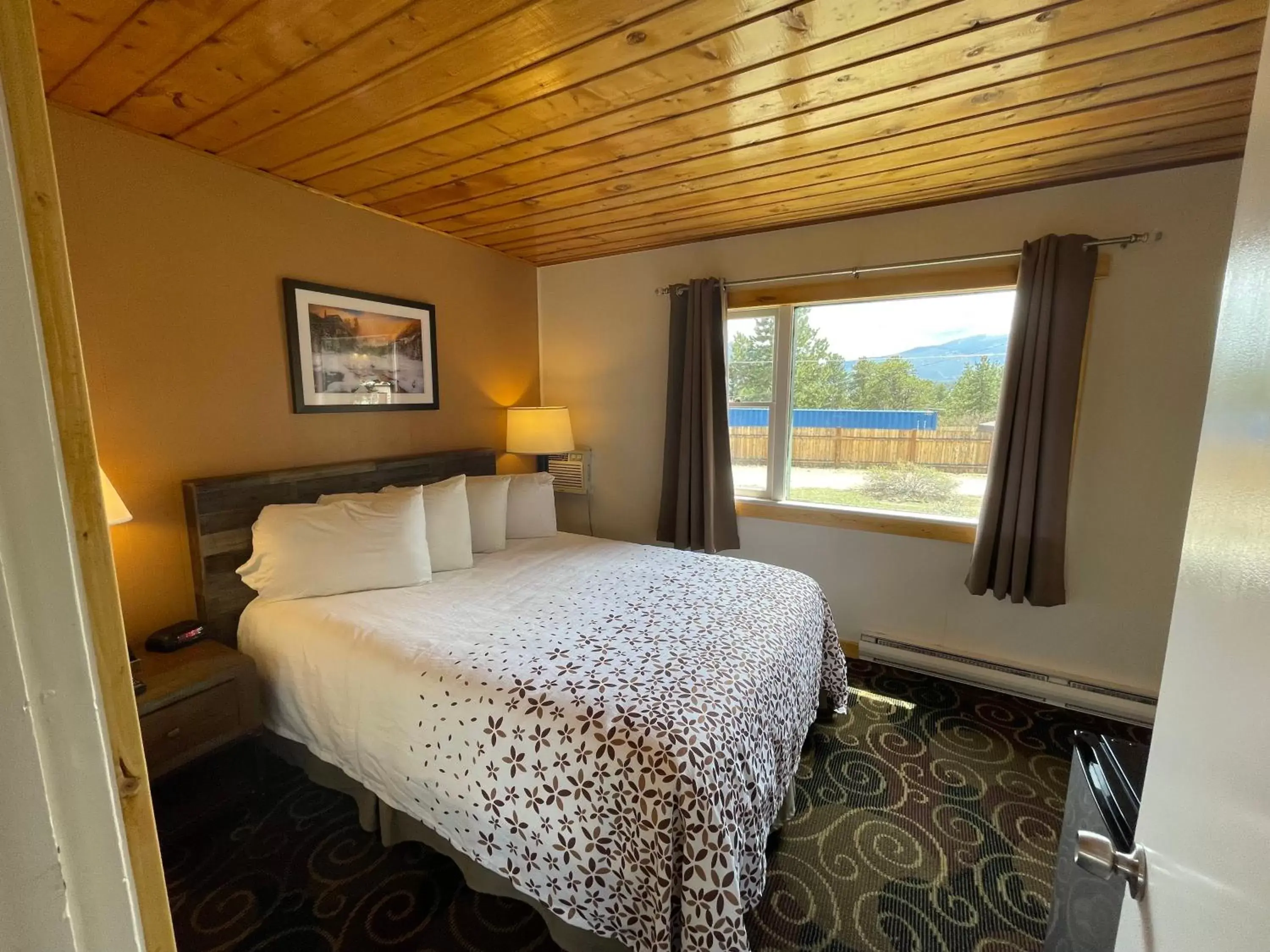 Bedroom, Bed in Estes Mountain Inn