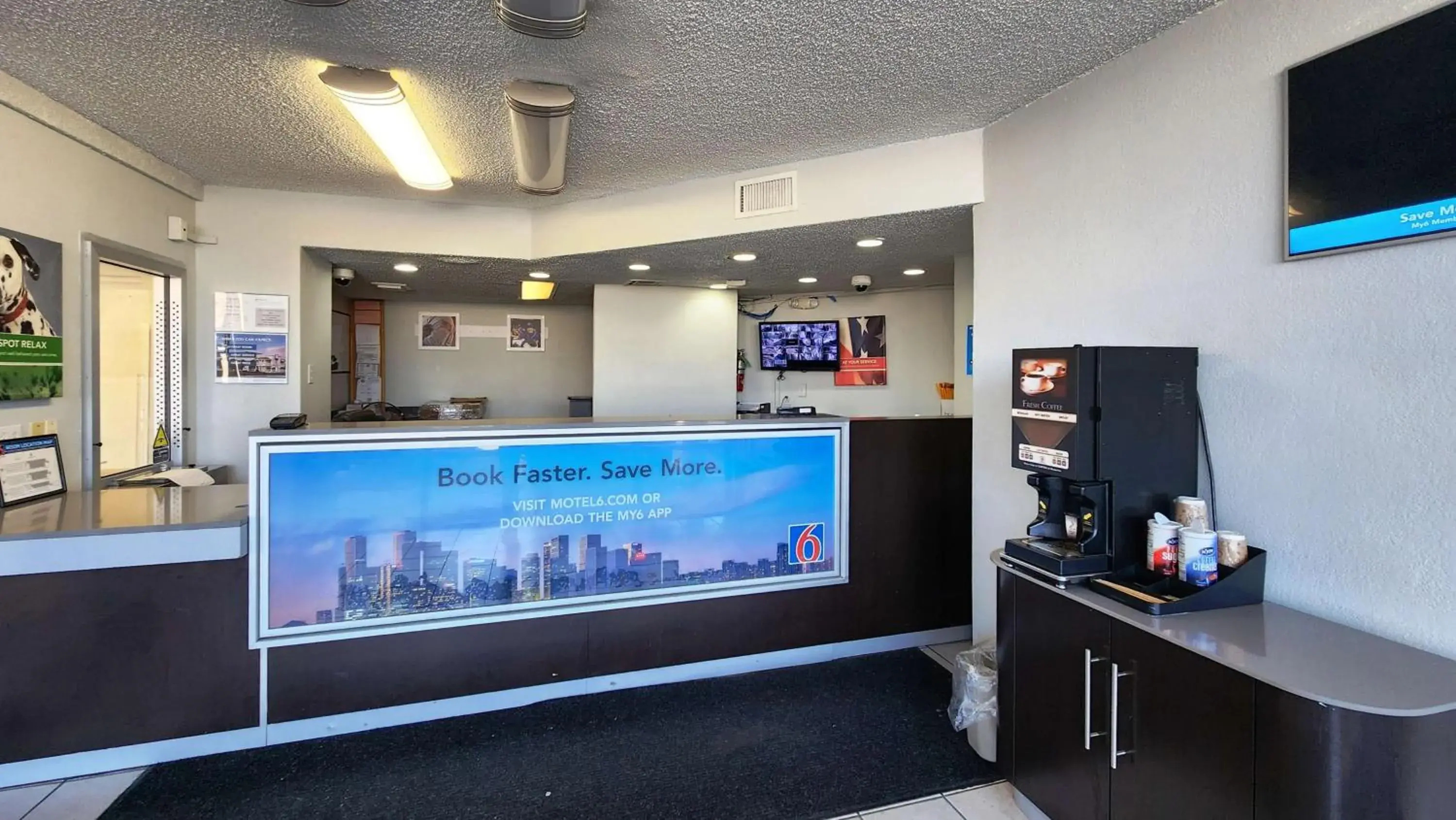 Coffee/tea facilities, TV/Entertainment Center in Motel 6 Houston, TX - Medical Center/NRG Stadium