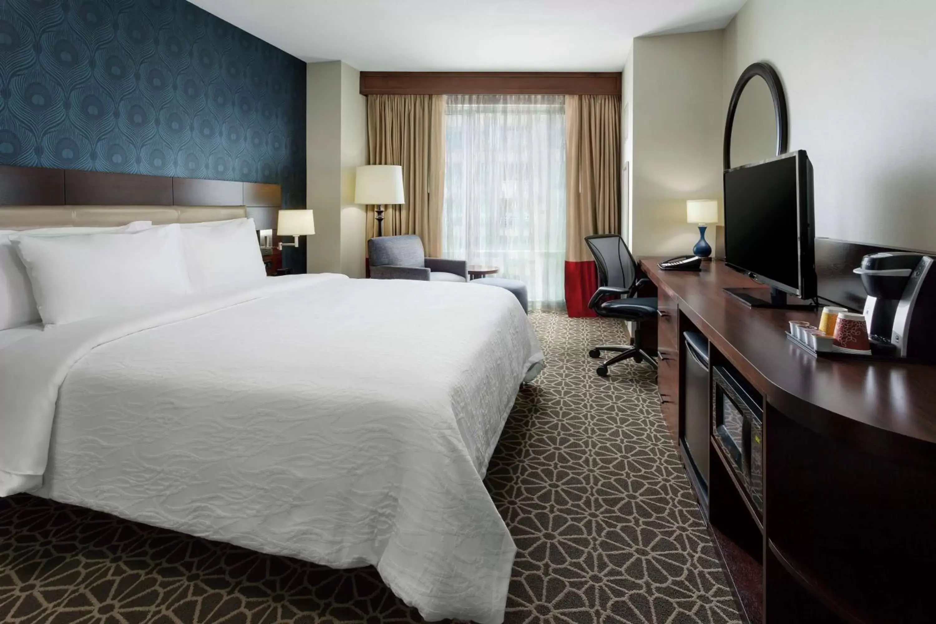 Bedroom, TV/Entertainment Center in Hilton Garden Inn Washington DC/Georgetown Area