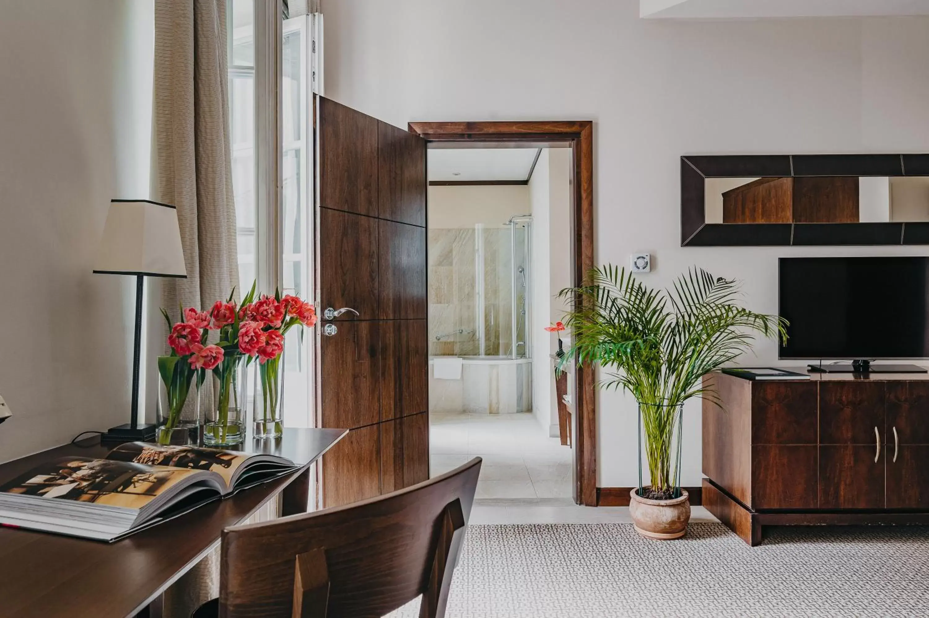 Photo of the whole room, TV/Entertainment Center in Mamaison Le Regina Boutique Hotel