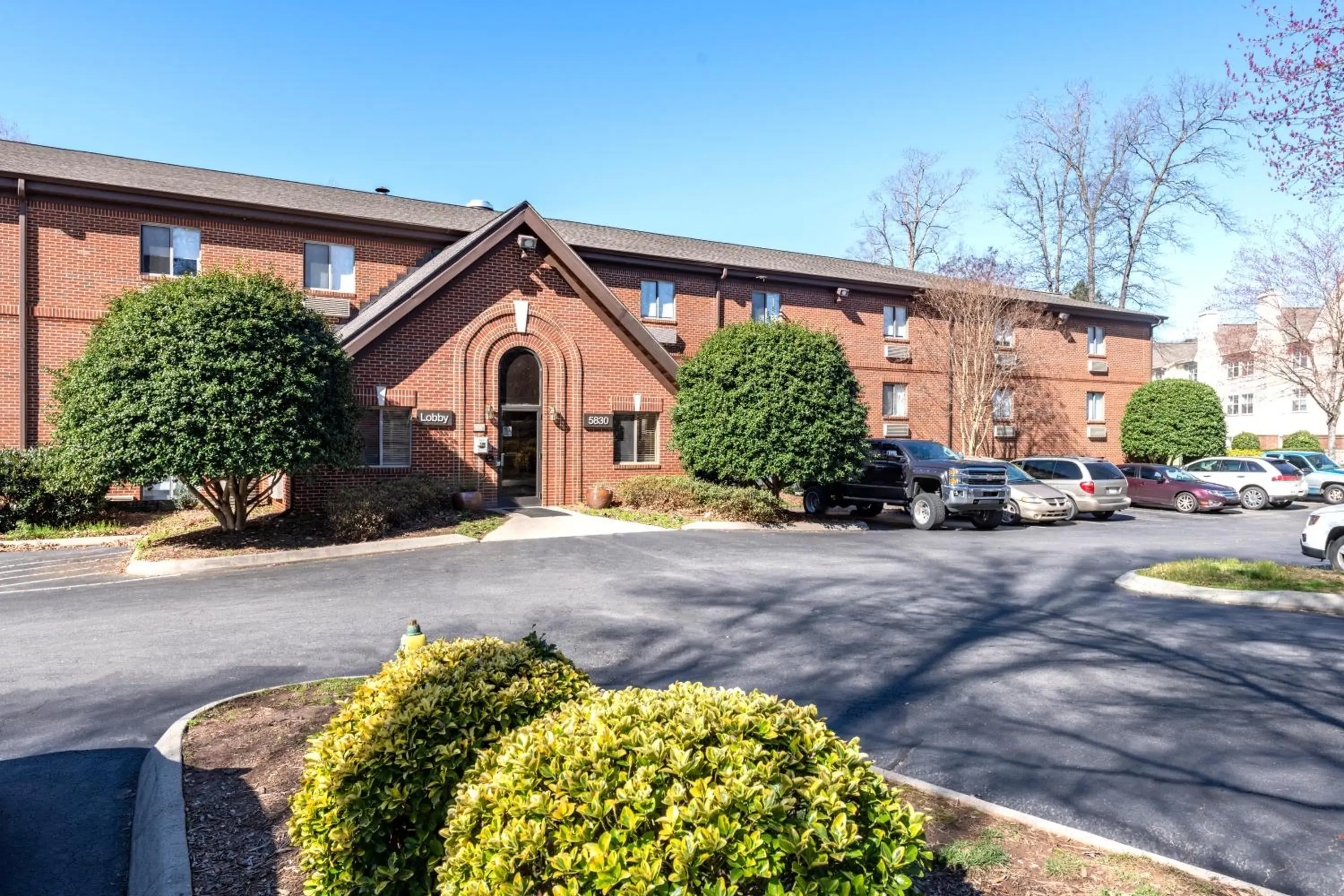 Property building in Extended Stay America Select Suites - Charlotte - Tyvola Rd - Executive Park Property building in Extended Stay America Select Suites - Charlotte - Tyvola Rd - Executive Park