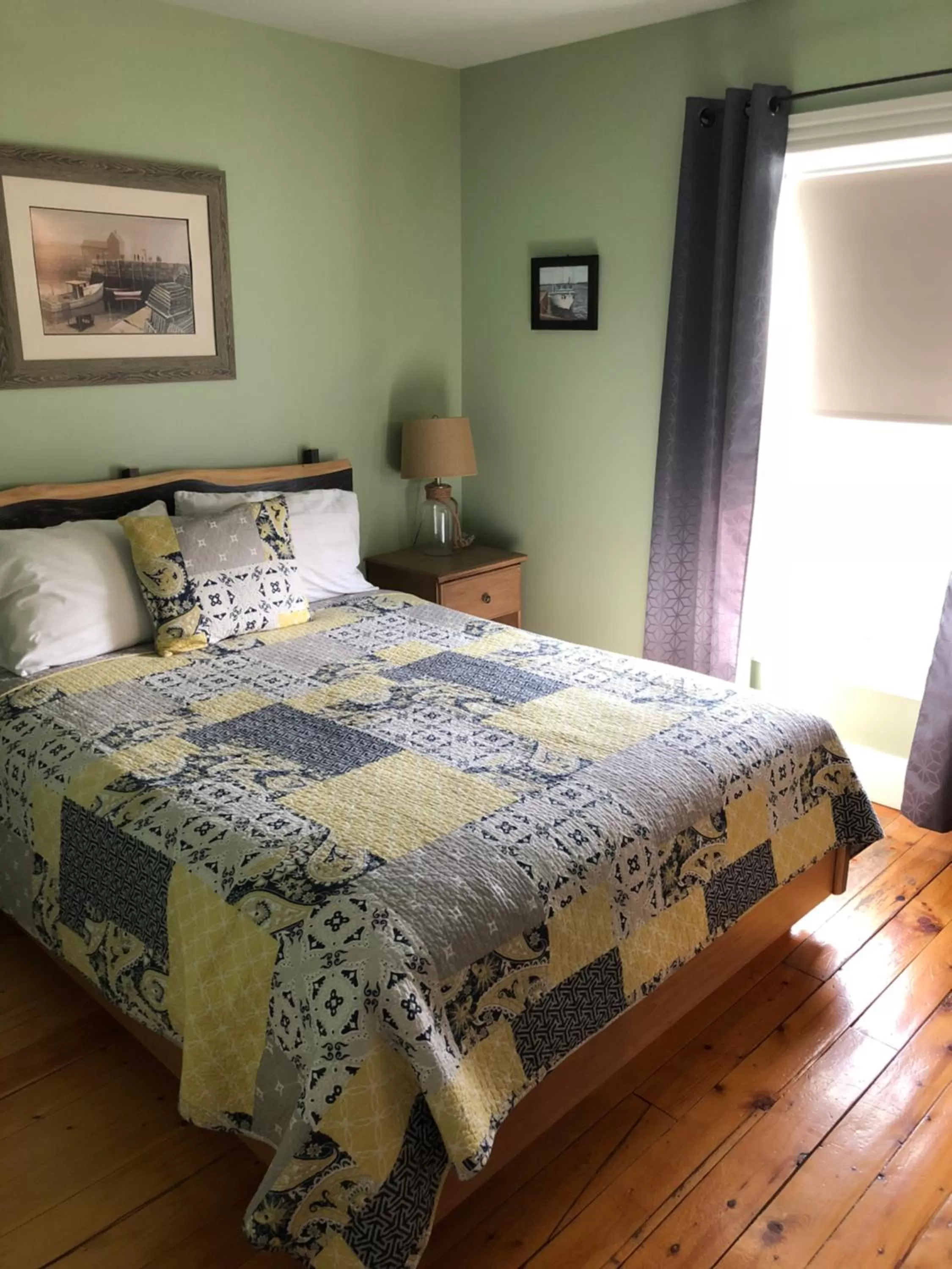 Photo of the whole room, Bed in Auberge d'Anjou-Cocooning Café