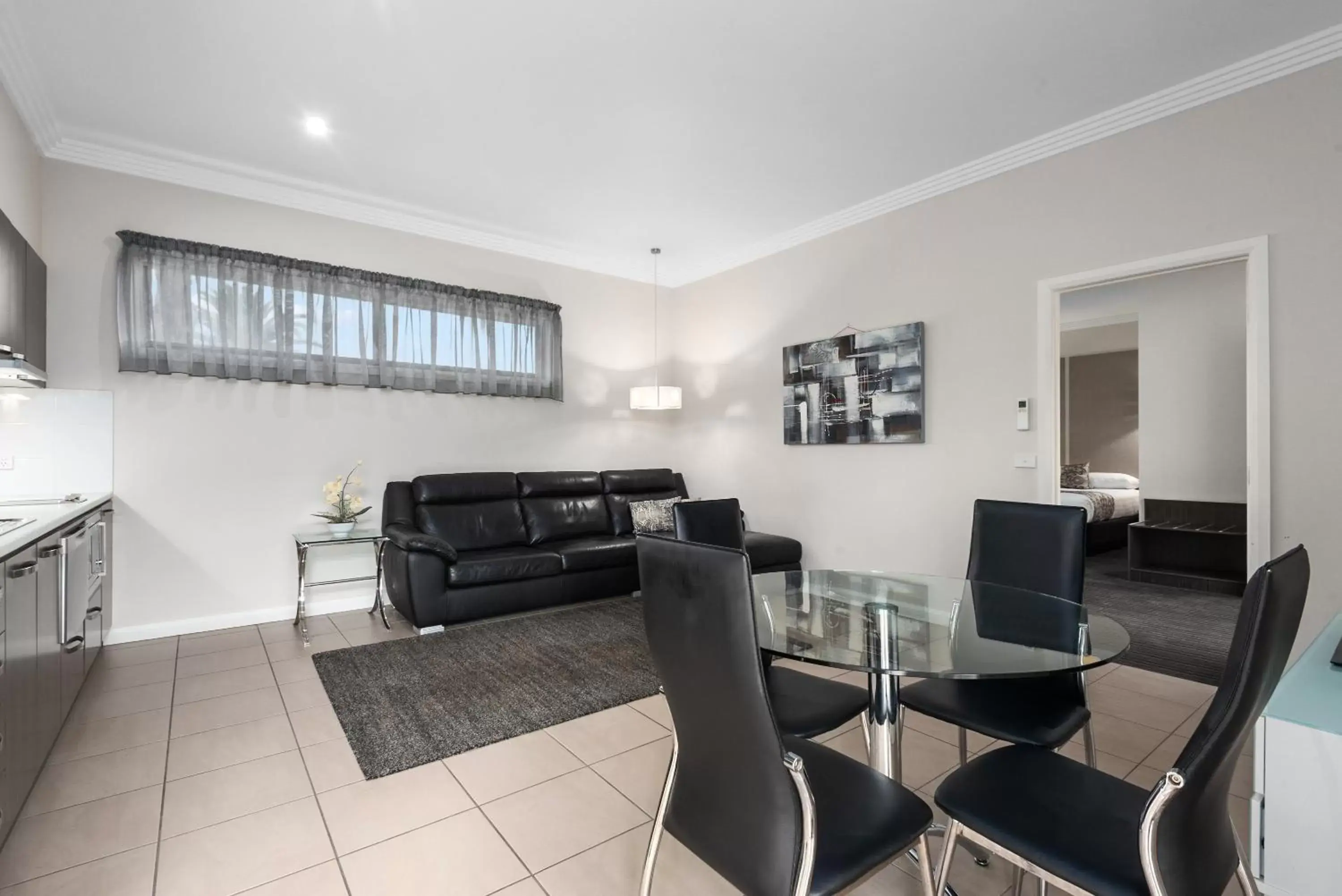 Living room, Dining Area in Comfort Inn Deakin Palms