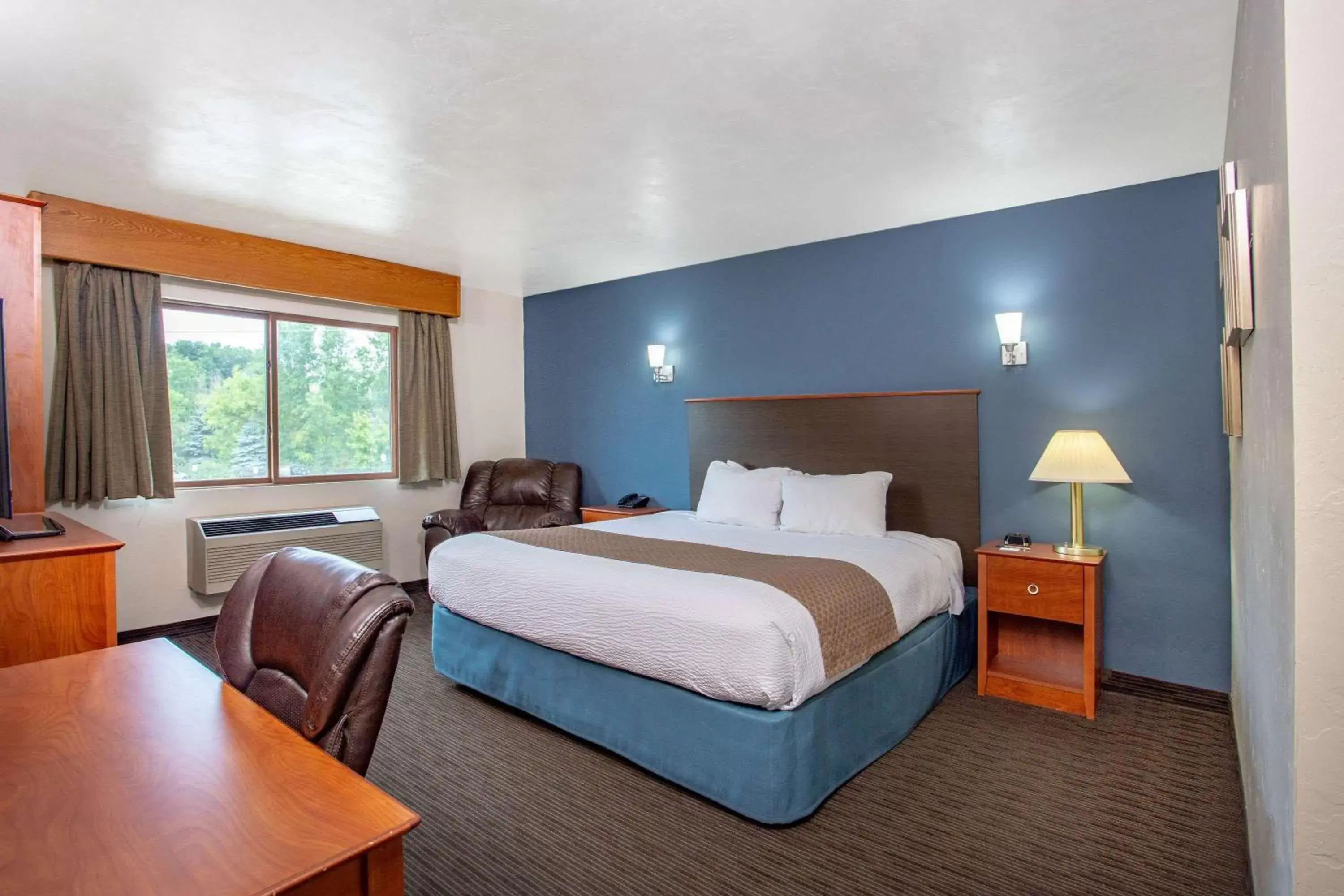 Photo of the whole room, Bed in AmericInn by Wyndham Green Bay West