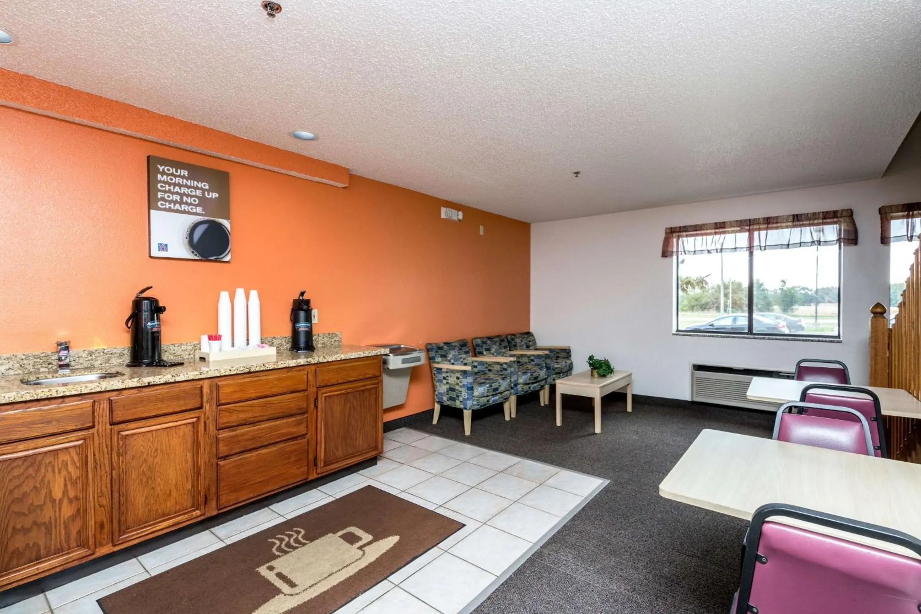 Lobby or reception, Restaurant/Places to Eat in Motel 6-Waterloo, IA