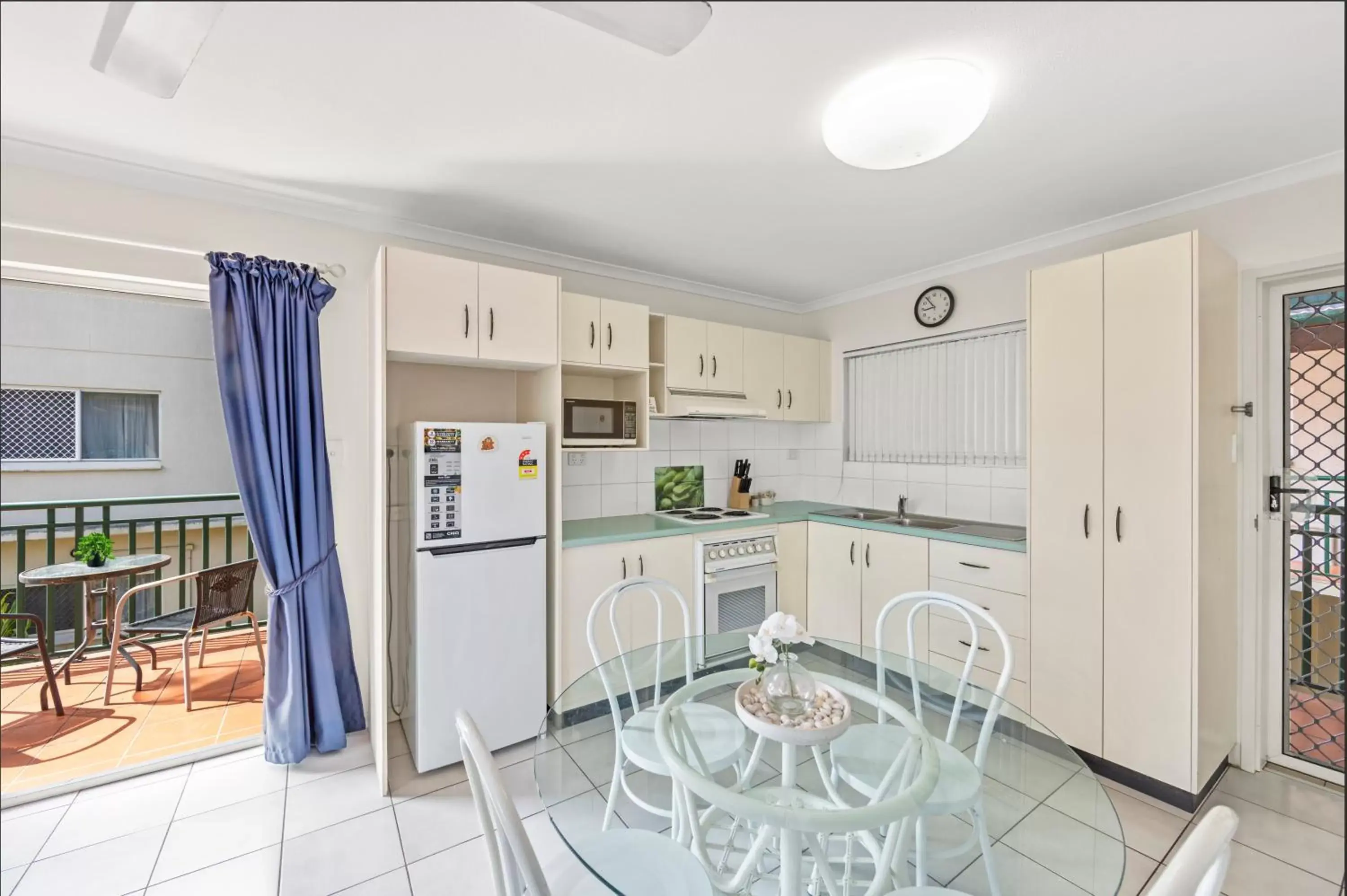 Kitchen or kitchenette, Kitchen/Kitchenette in Koala Court Holiday Apartments