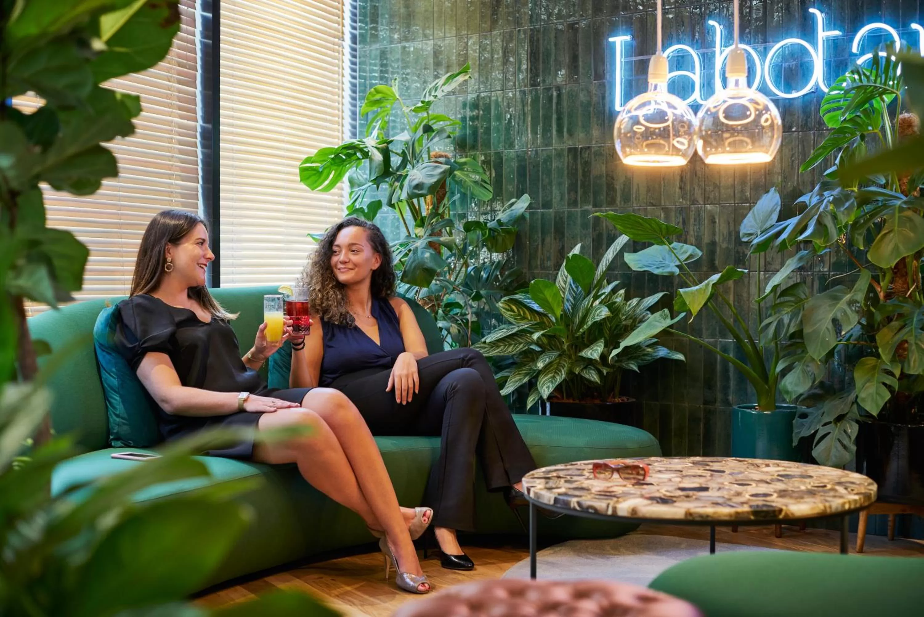 Lounge or bar in Mercure Paris Montparnasse Pasteur