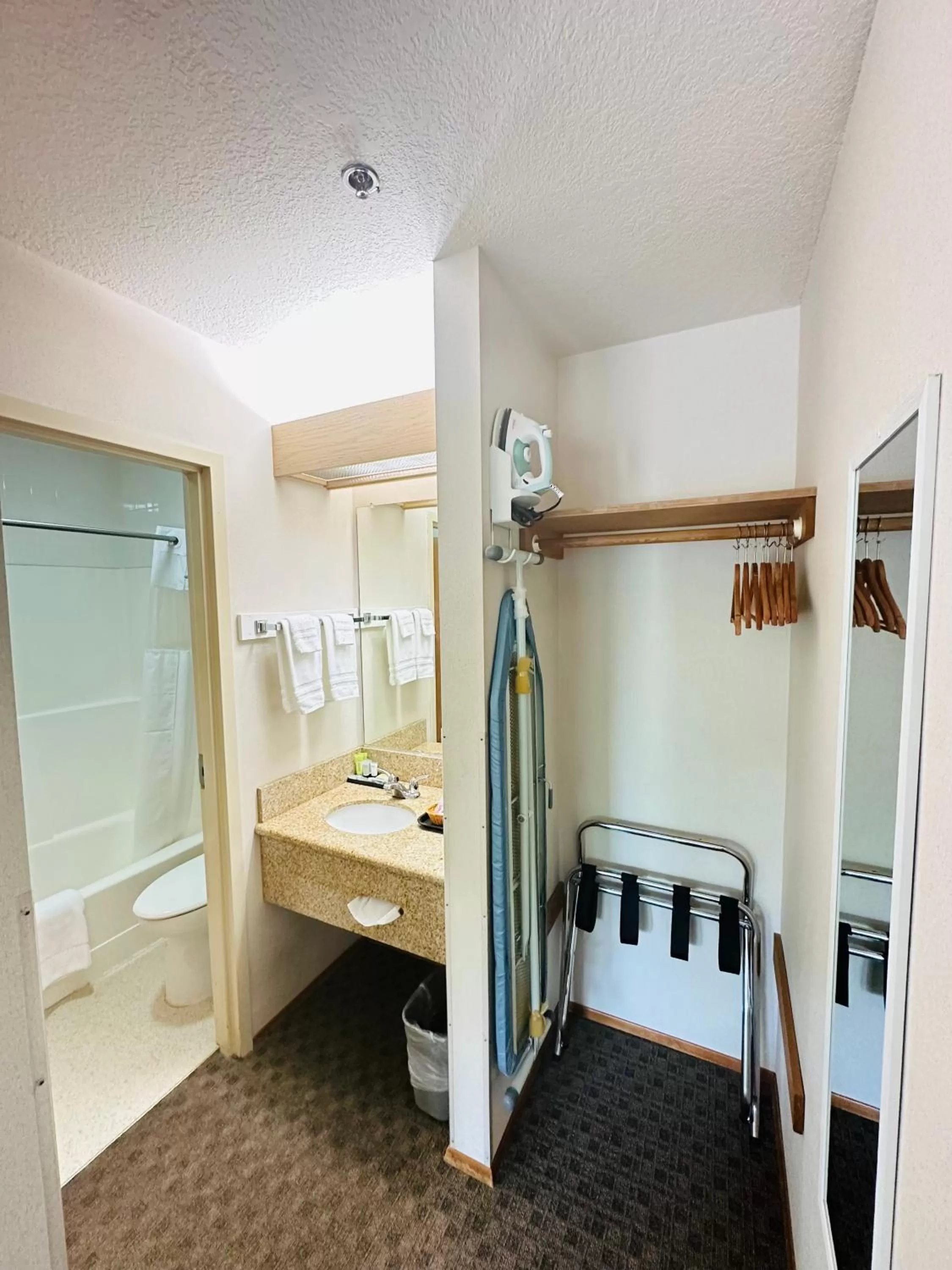 Shower, Bed in Timberland Inn & Suites