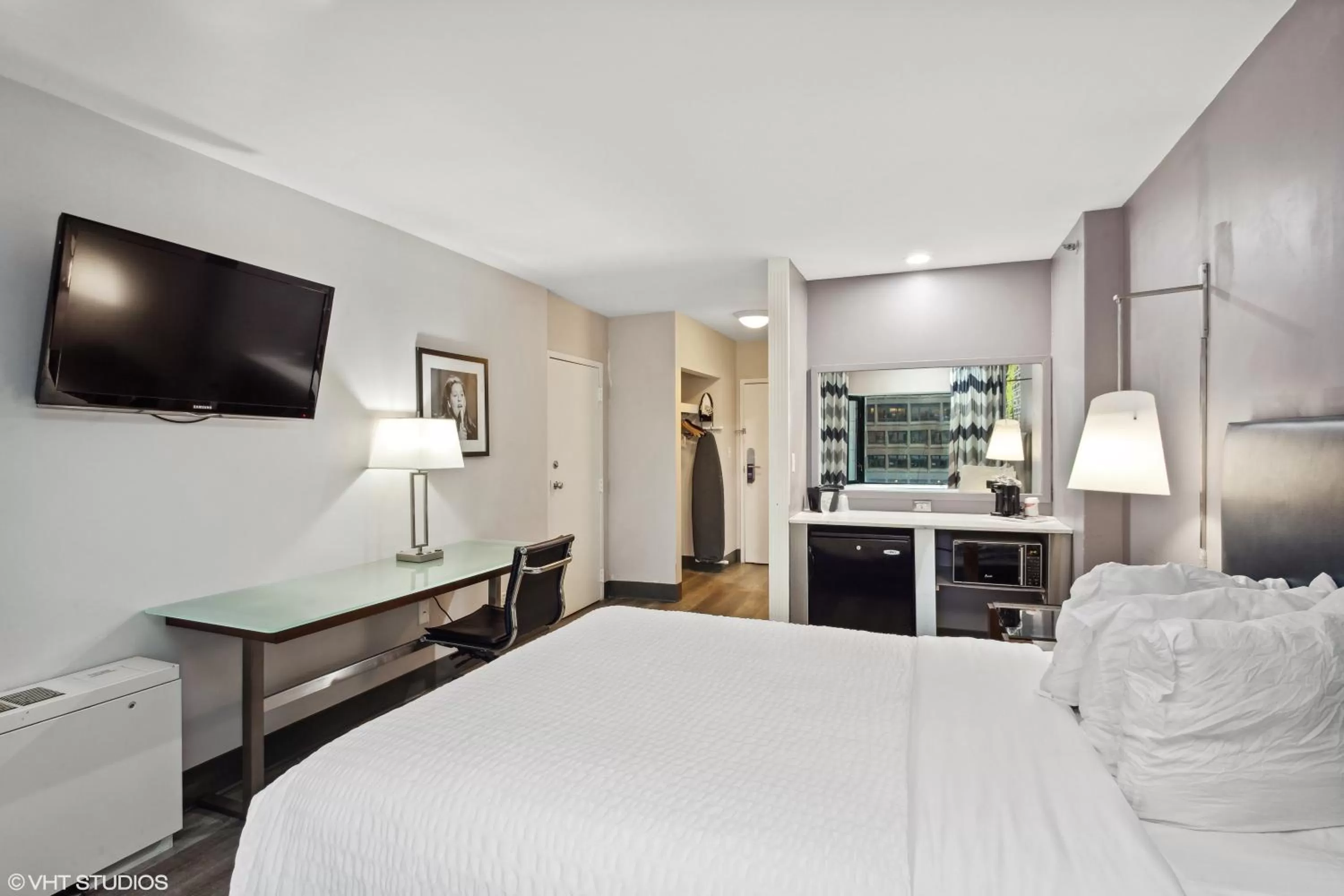 TV and multimedia, Bed in Comfort Inn & Suites Baltimore Inner Harbor