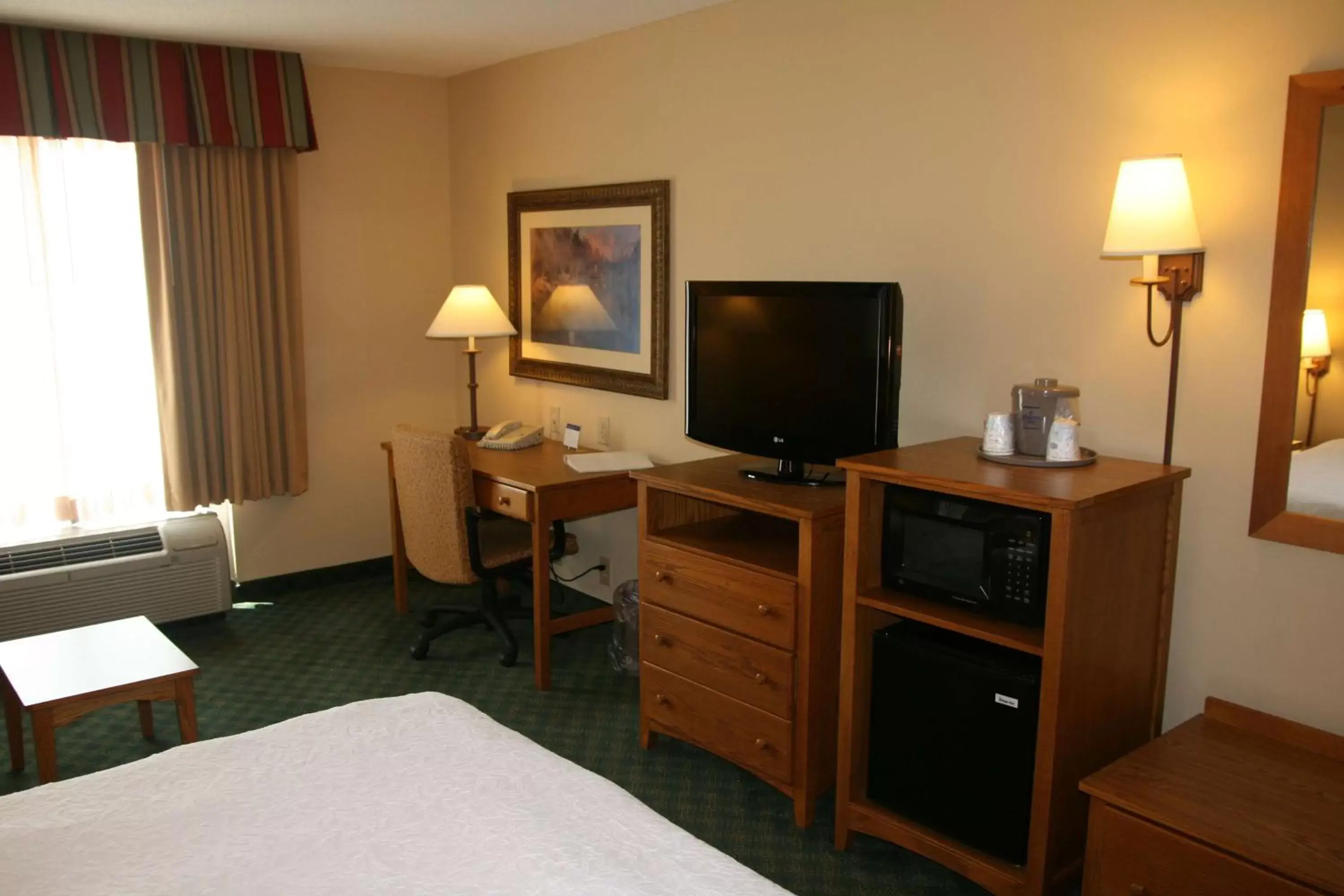 Bed, TV/Entertainment Center in Hampton Inn Guntersville