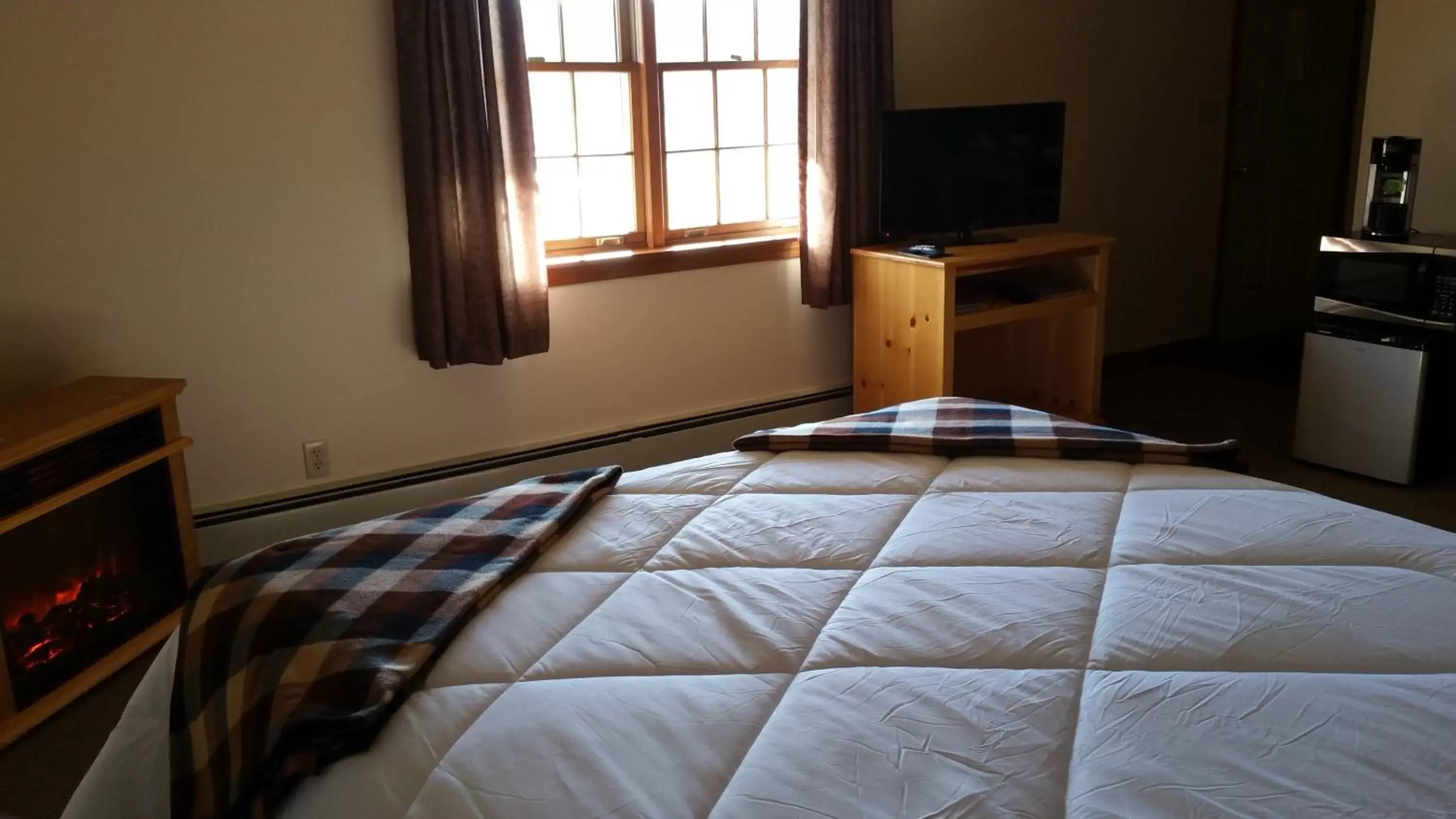 Bed in Spillover Motel and Inn