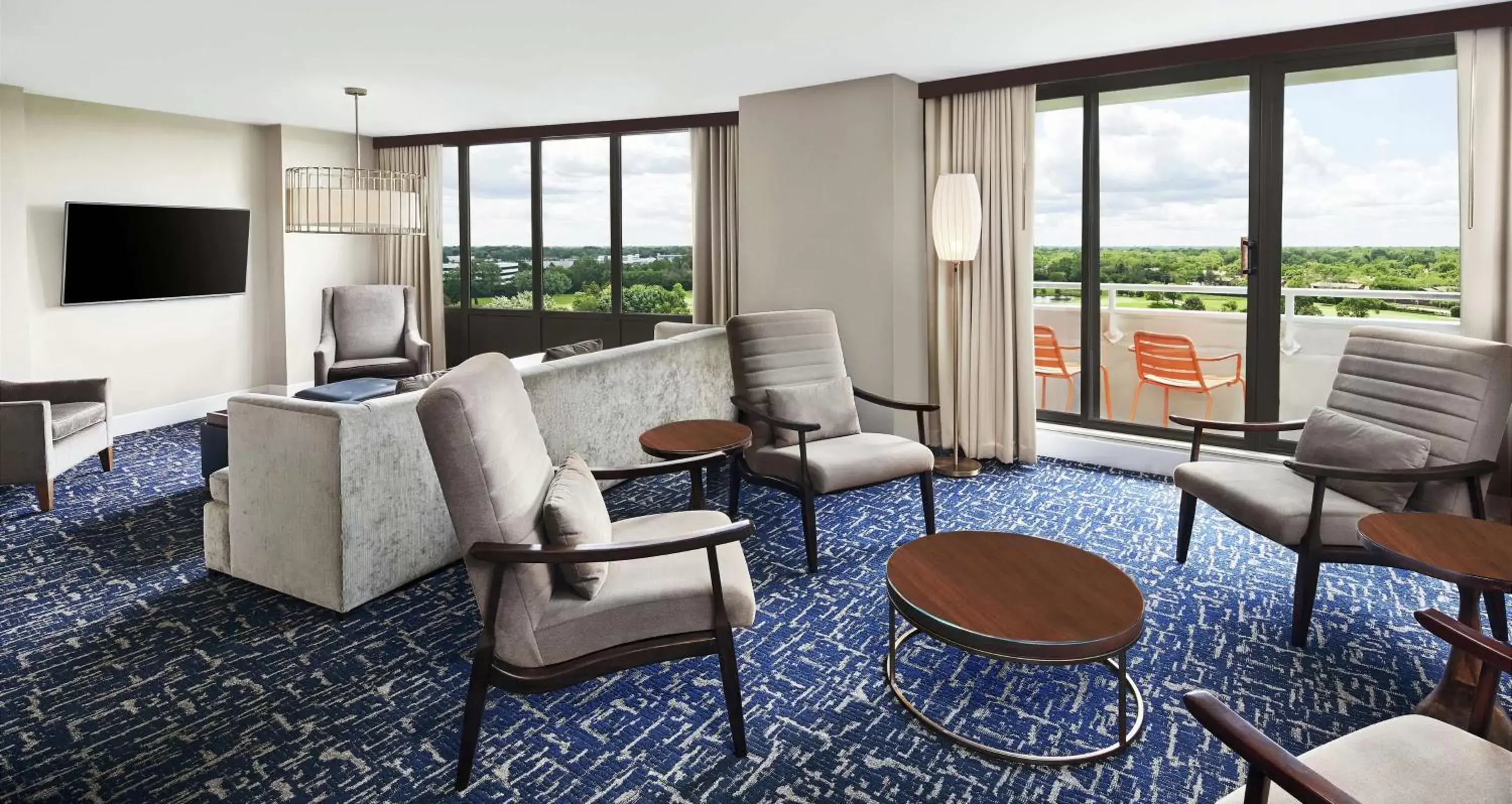 Living room, Seating Area in Hilton Chicago Oak Brook Hills Resort & Conference Center