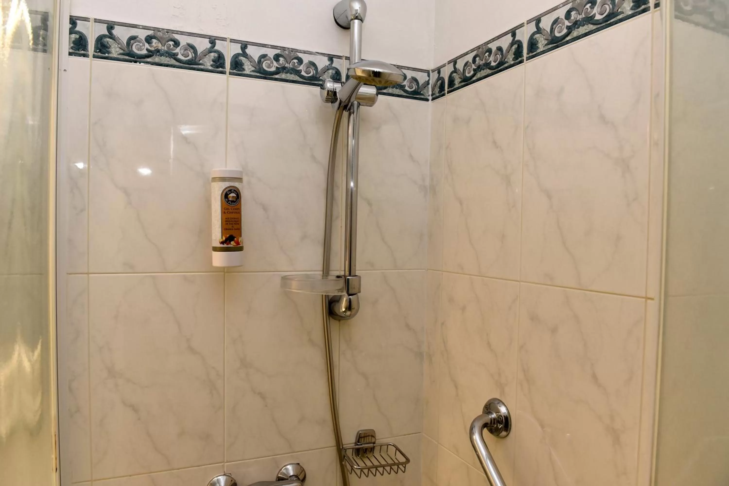 Shower in Azur Hôtel