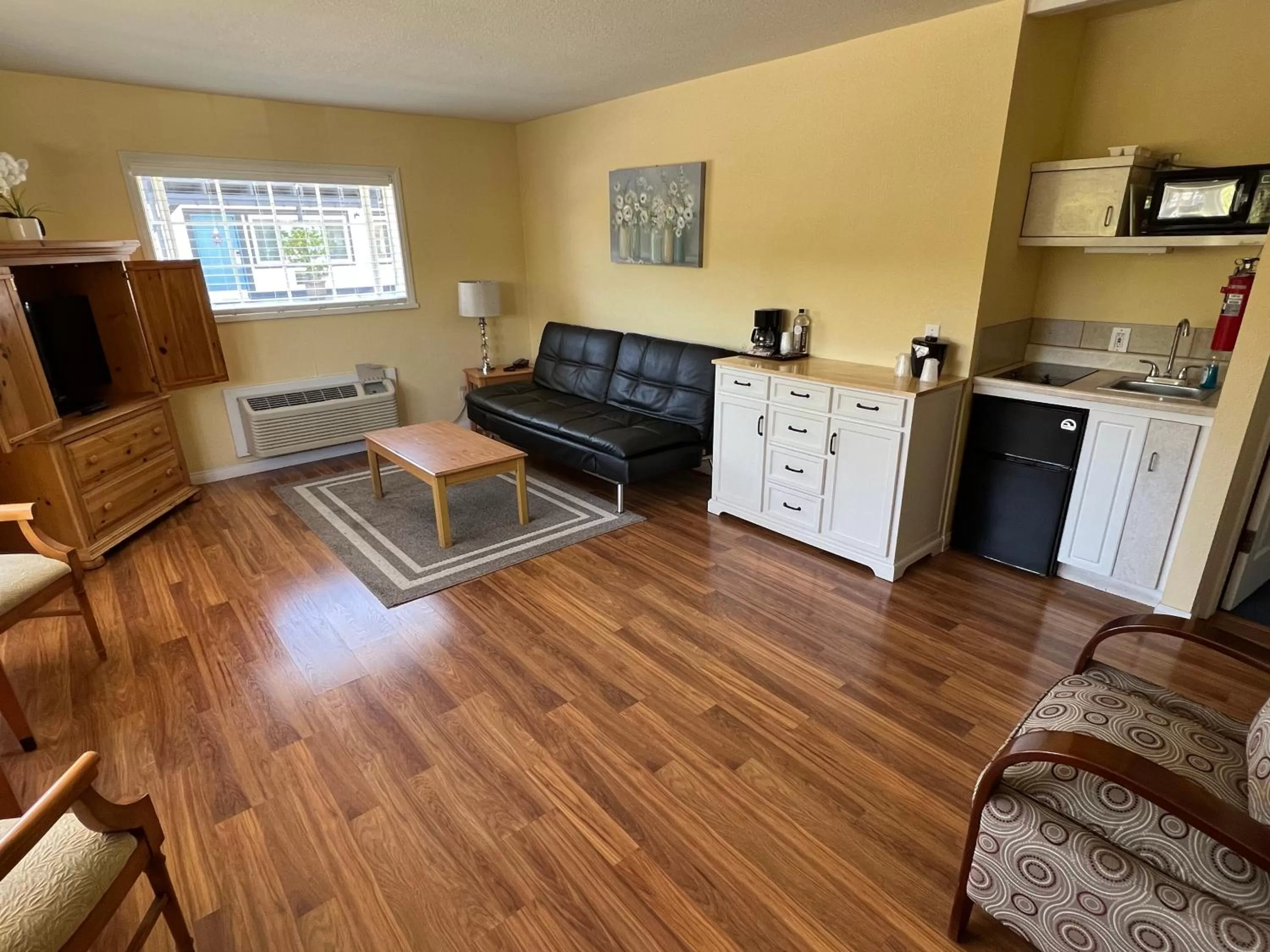 TV and multimedia in Solvang Inn & Cottages