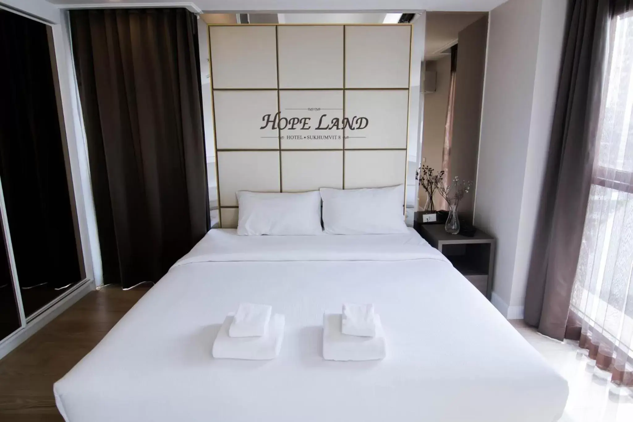 Bedroom, Bed in Hope Land Hotel Sukhumvit 8