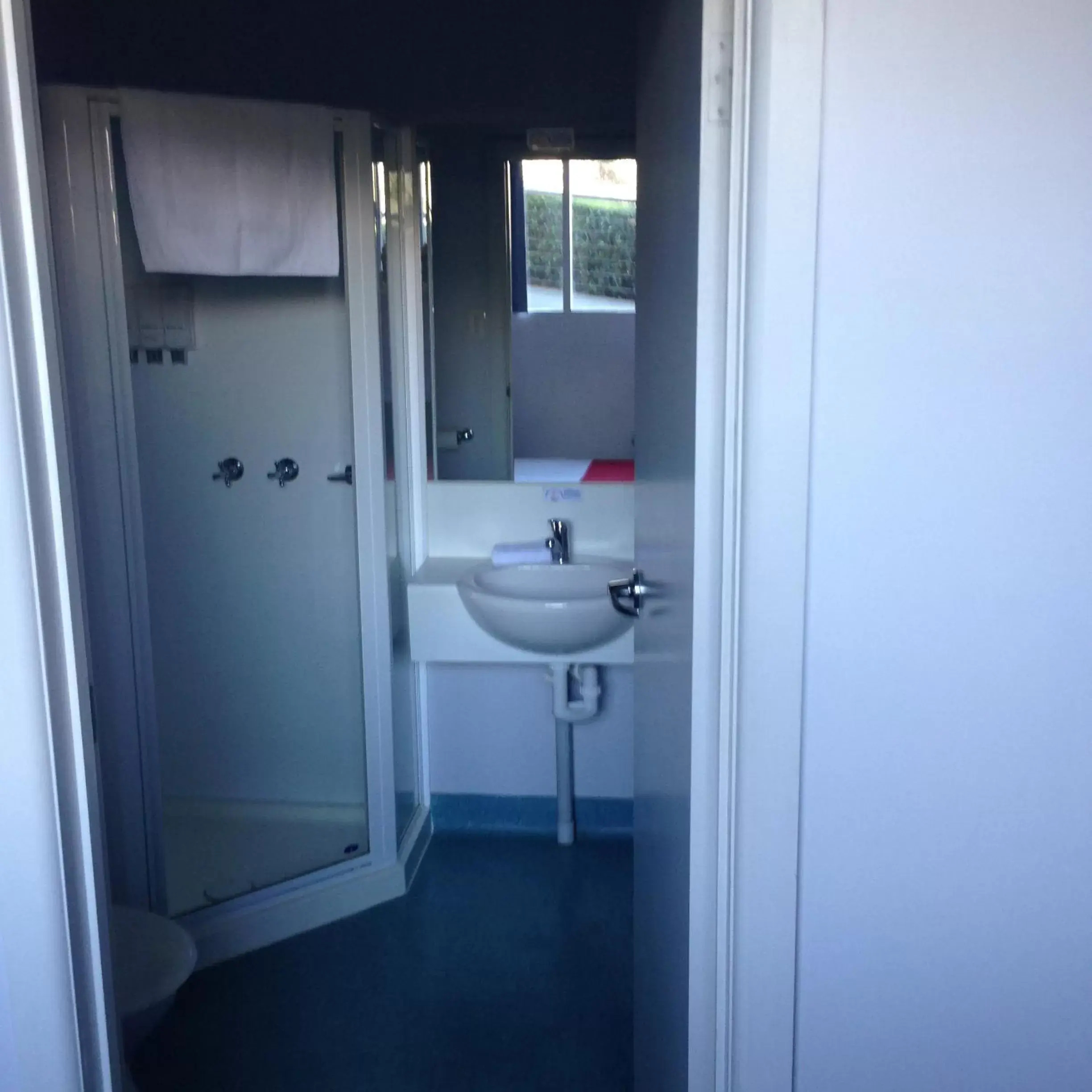 Shower, Bathroom in Waterfront Lodge Motel
