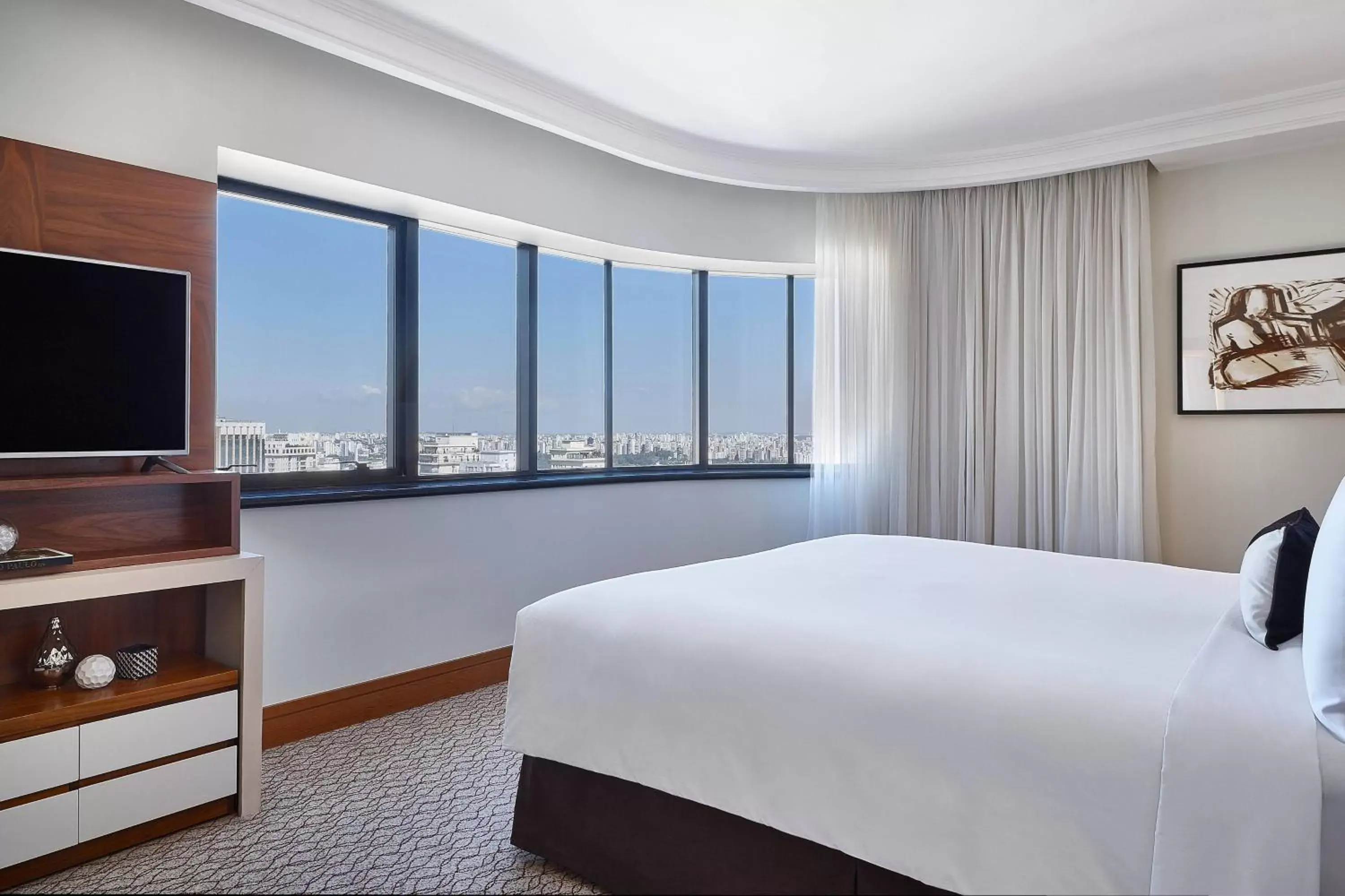 Photo of the whole room, Bed in Renaissance São Paulo Hotel