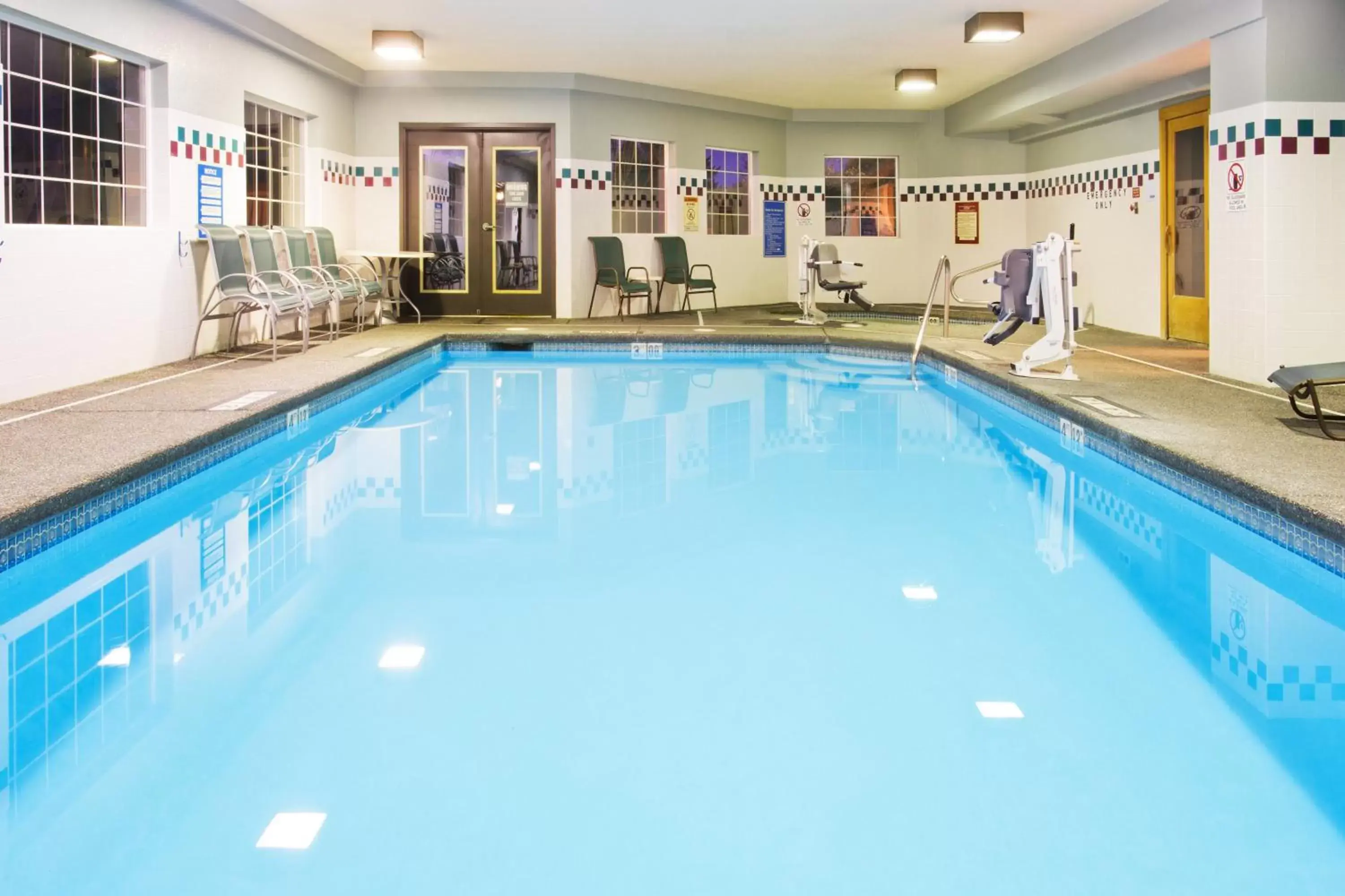 Swimming Pool in Holiday Inn Express Hotel & Suites Portland - Jantzen Beach, an IHG Hotel