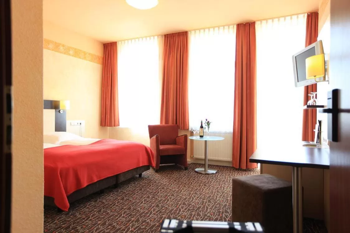 Photo of the whole room, Bed in Adesso Hotel Kassel