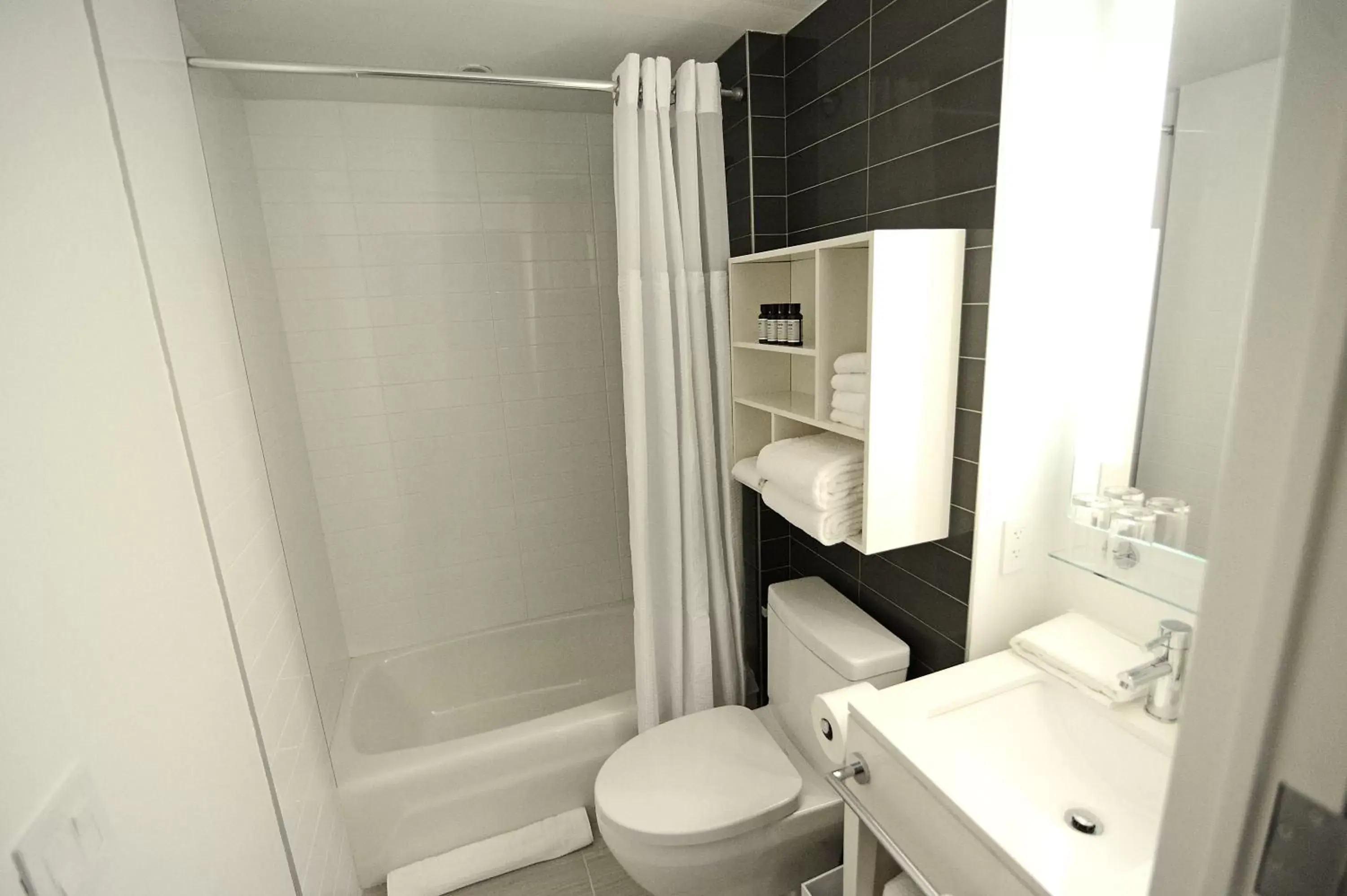 Bathroom in Edge Hotel Washington Heights