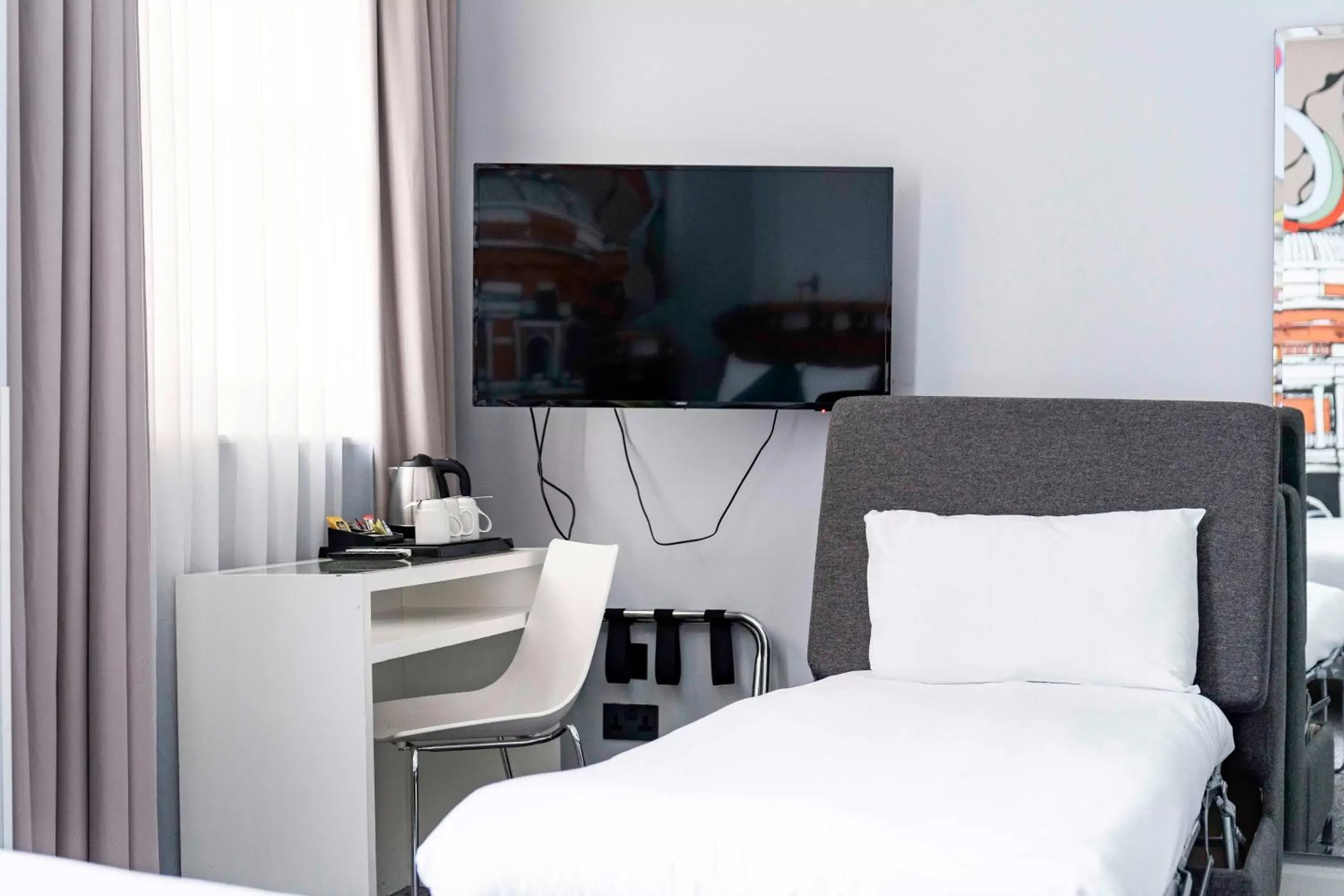 Bedroom, TV/Entertainment Center in Heeton Concept Hotel - Kensington London