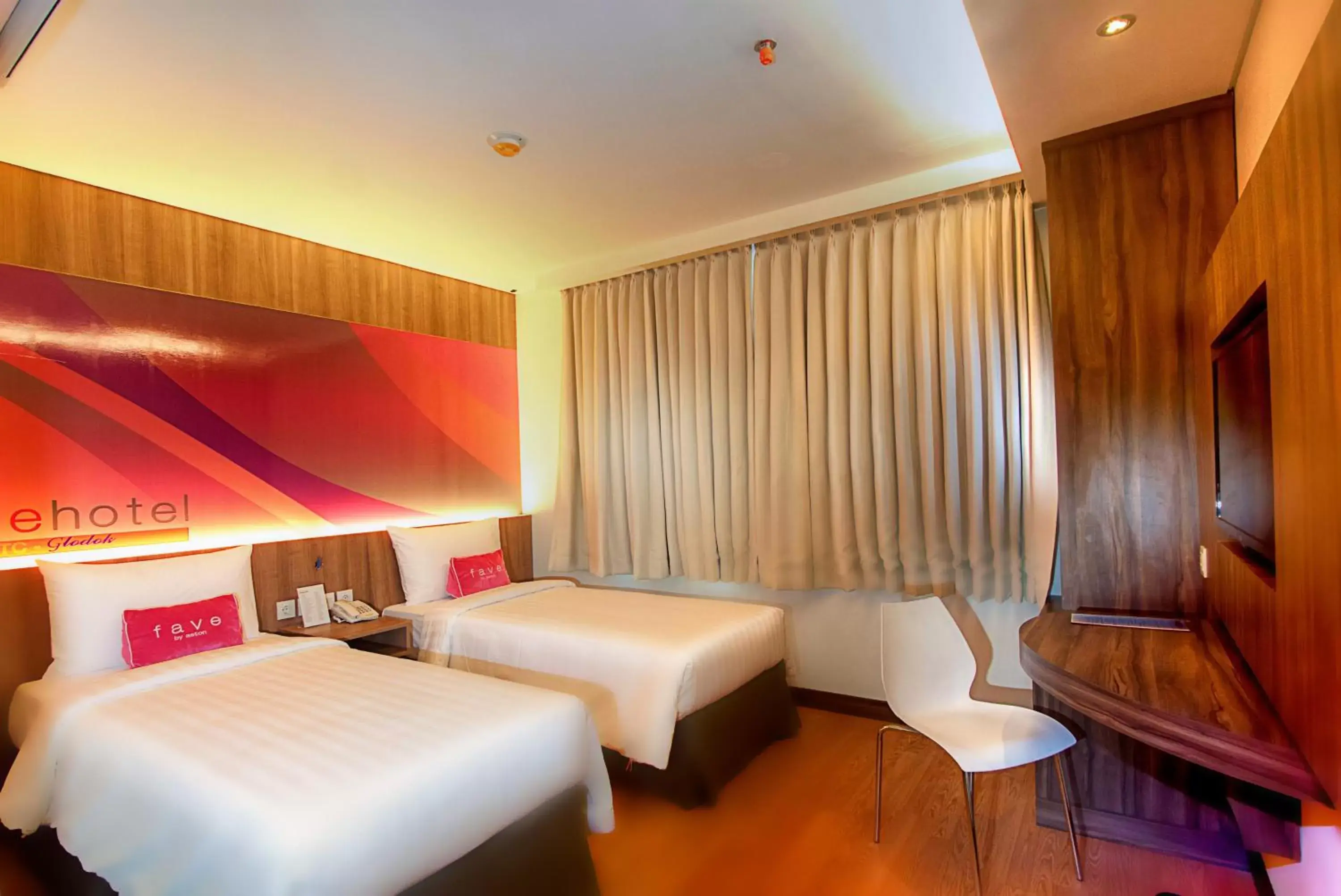 Photo of the whole room, Bed in favehotel LTC Glodok