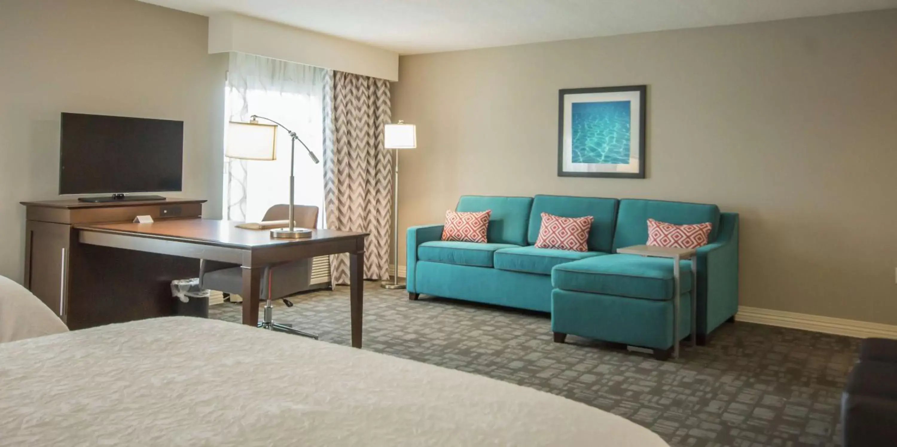 Bedroom, Seating Area in Hampton Inn & Suites Orlando near SeaWorld