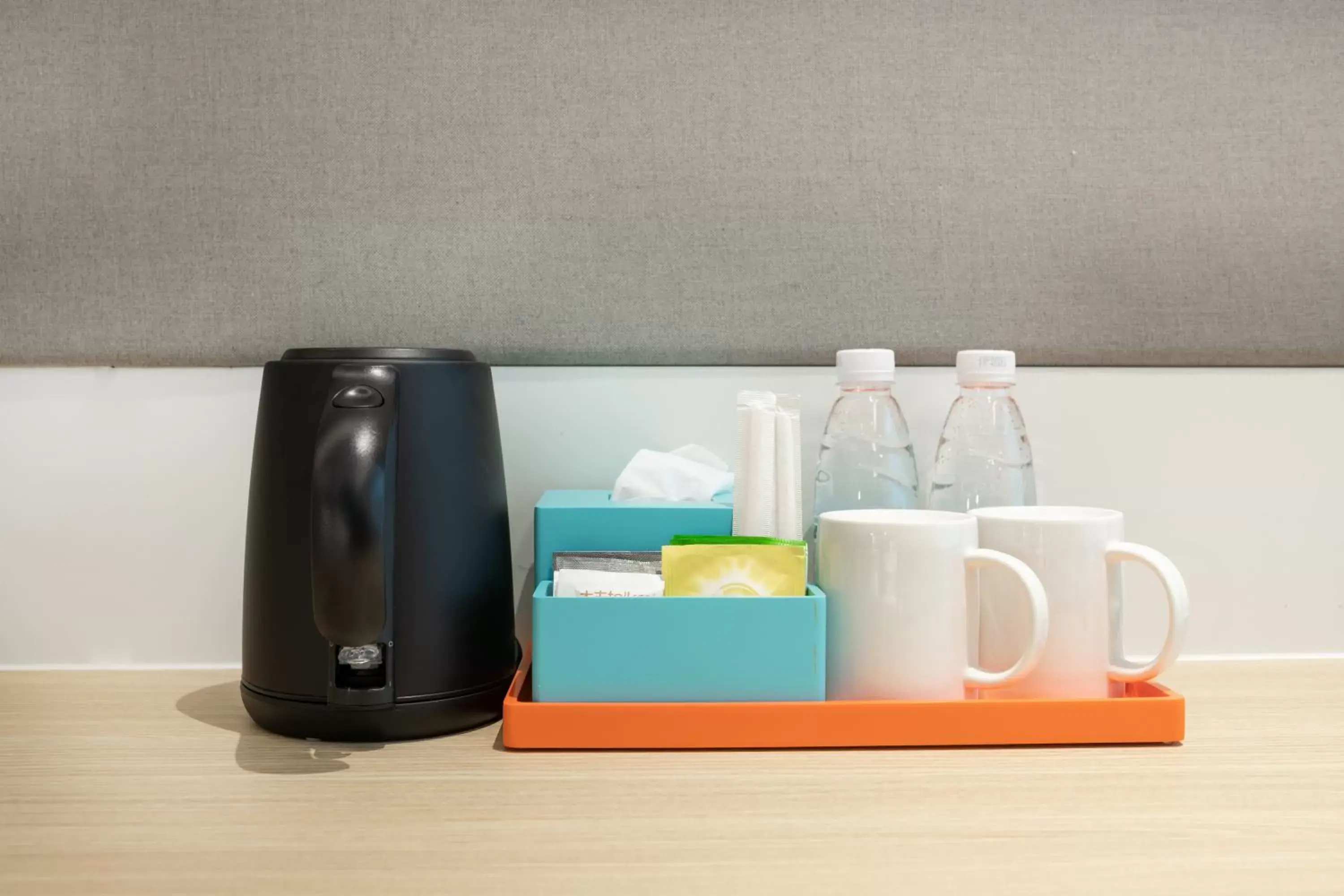 Photo of the whole room, Coffee/Tea Facilities in Holiday Inn Express Shanghai Pudong Zhangjiang, an IHG Hotel