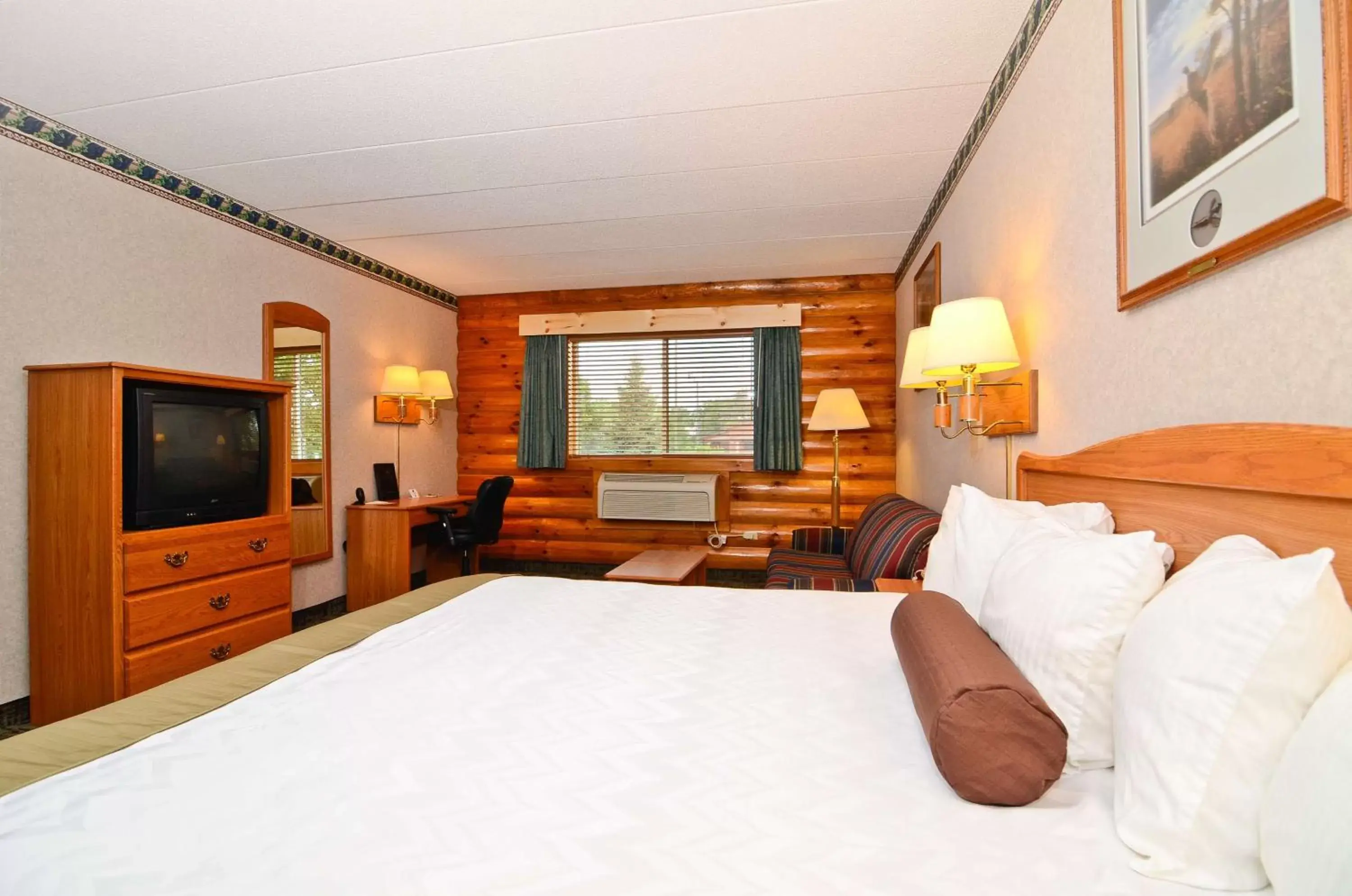 Photo of the whole room, Bed in Best Western Northwoods Lodge