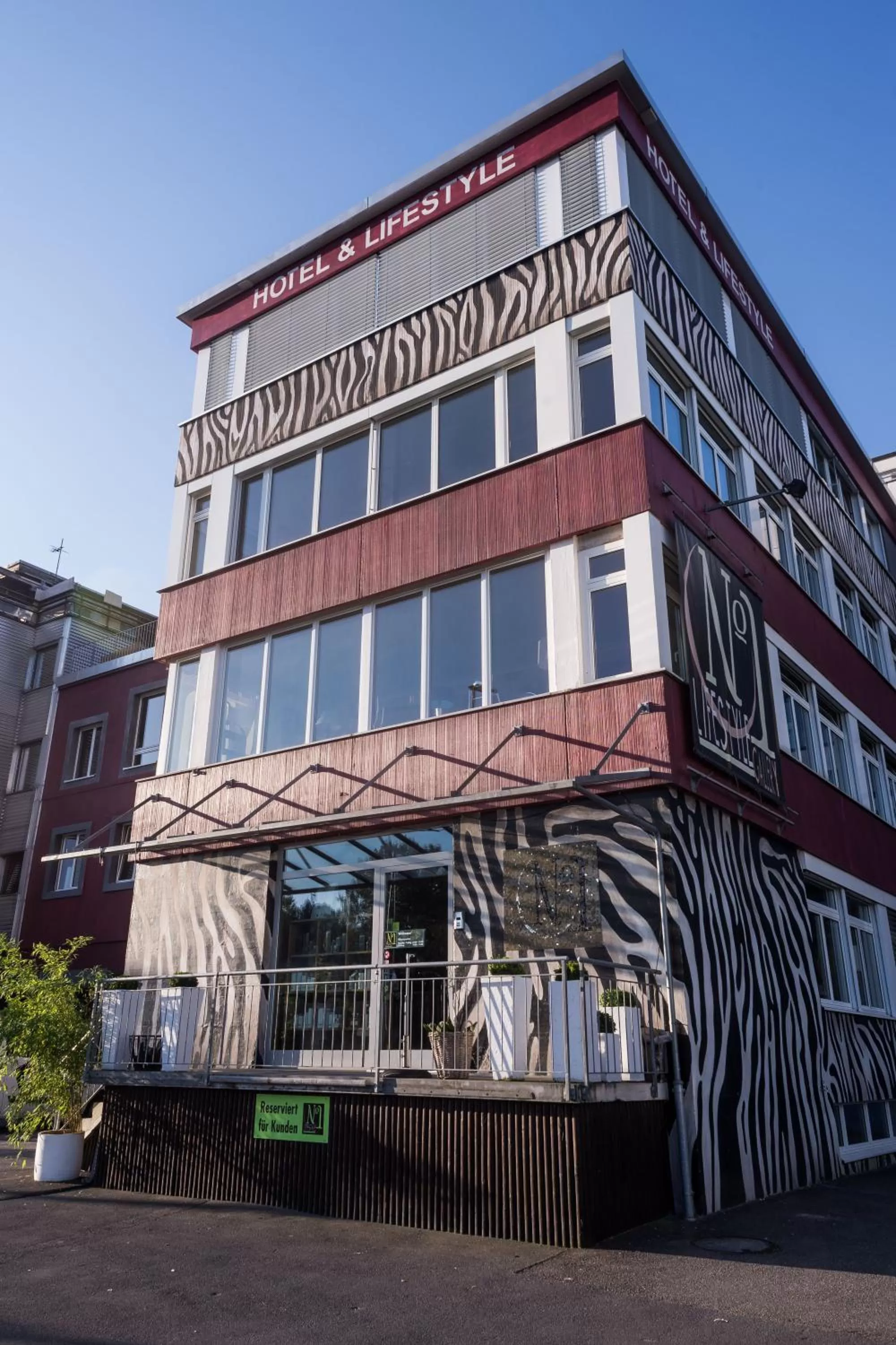 Facade/entrance in No1 Art B&B